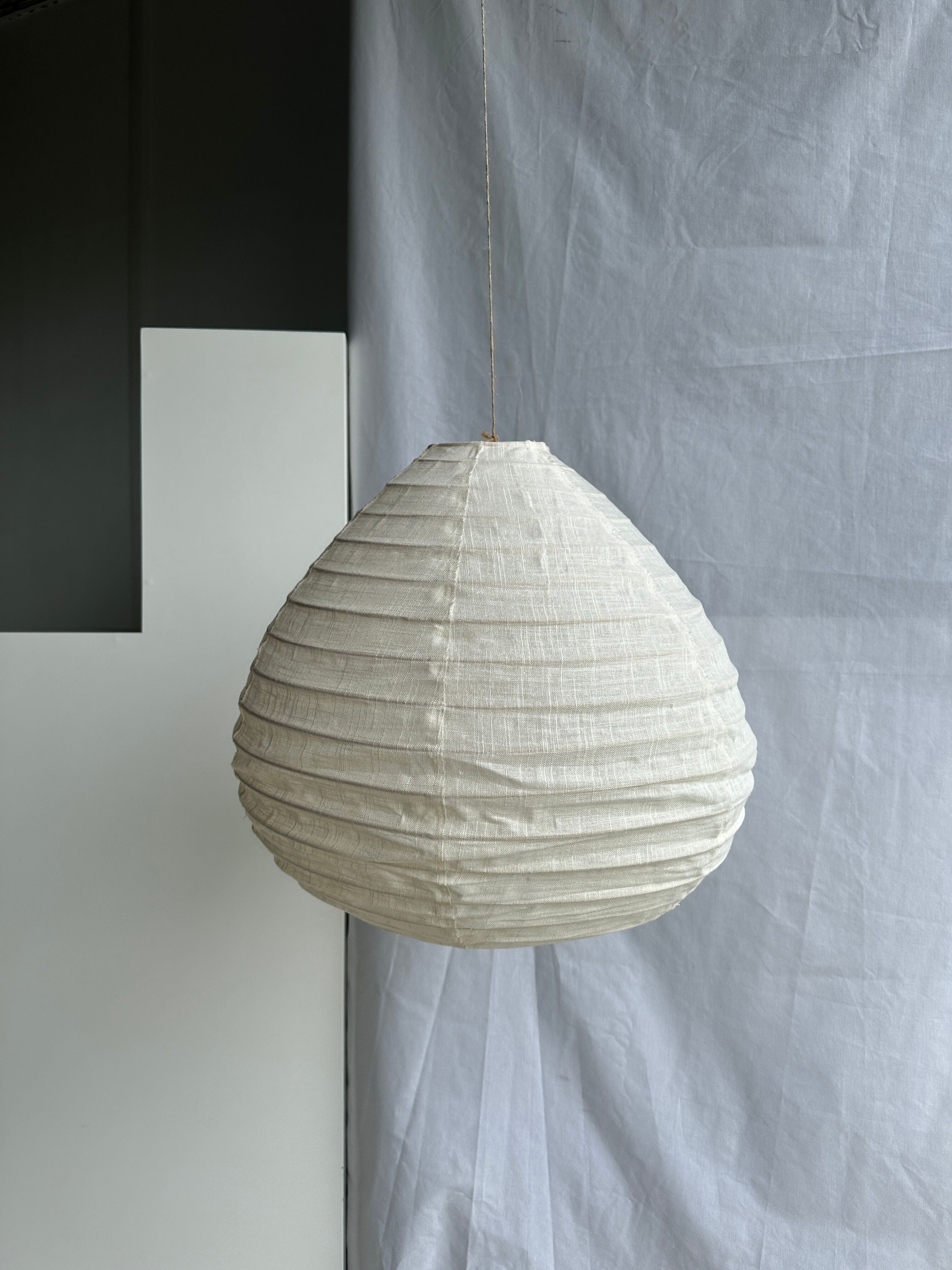 Suspension in rattan and natural japanese linen in the shape of a drop