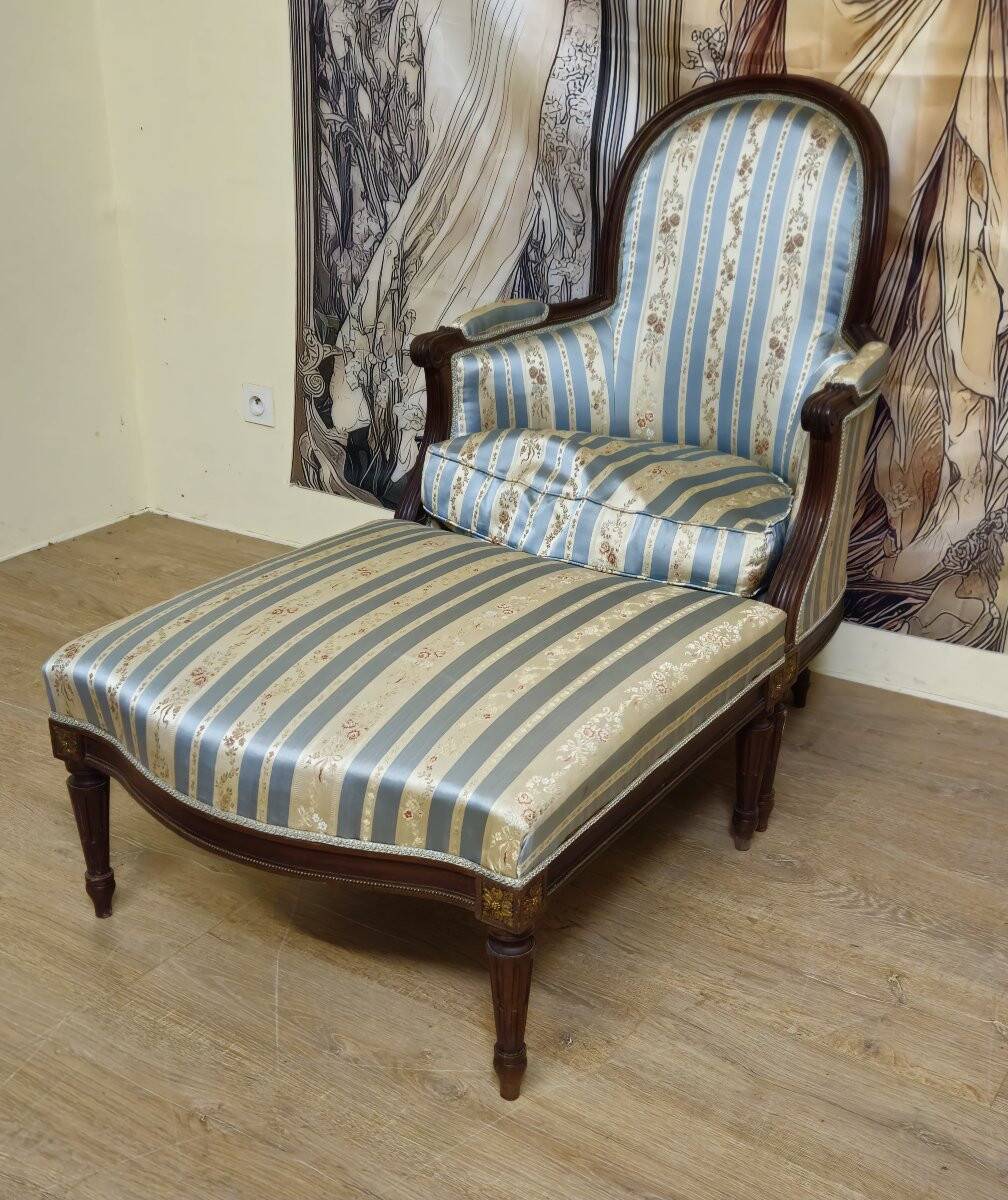 Méridienne, chaise longue style Louis XVI en noyer avec repose-pieds, XIXème s.