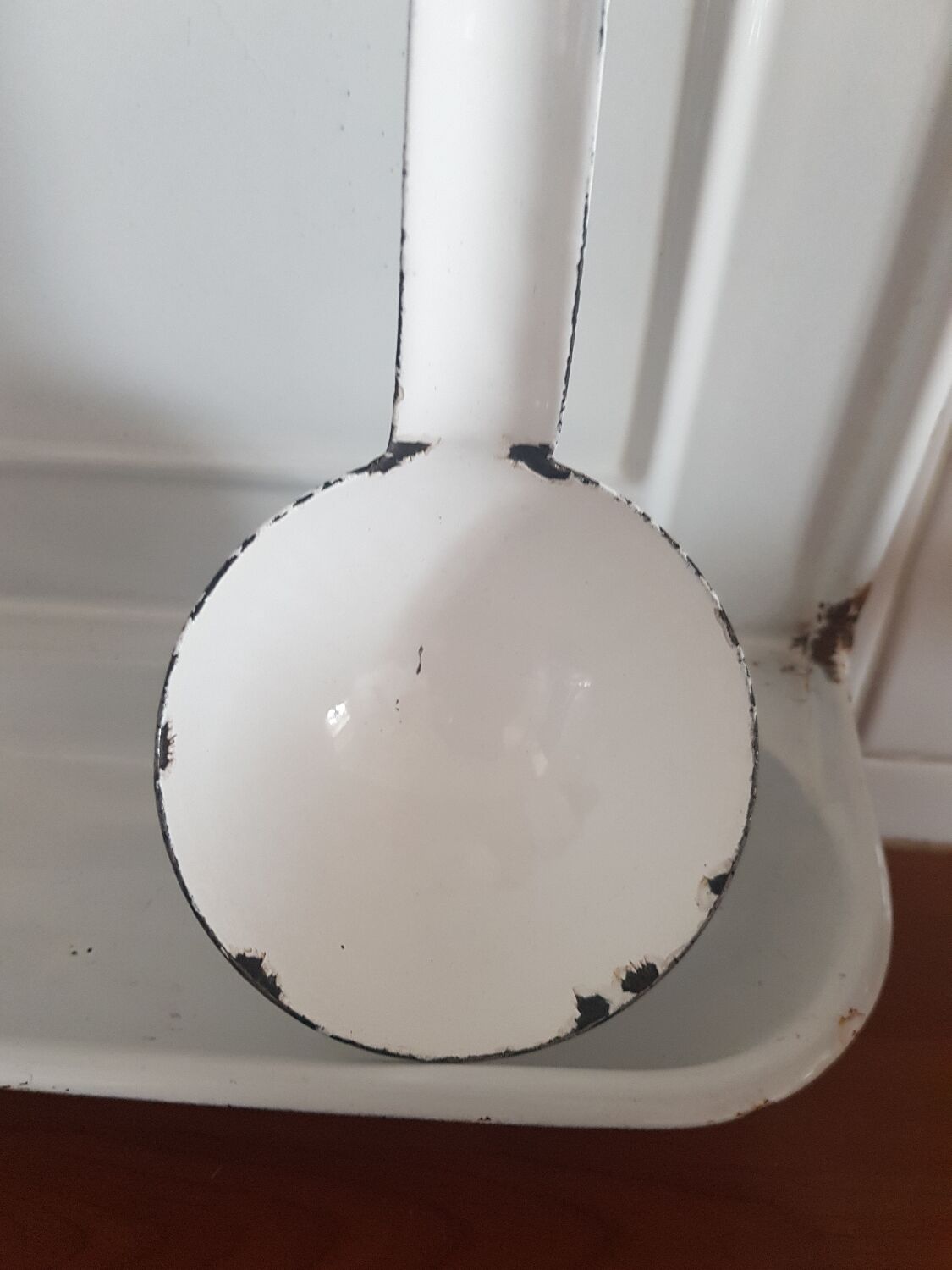 Enamelled utensil holder and ladle