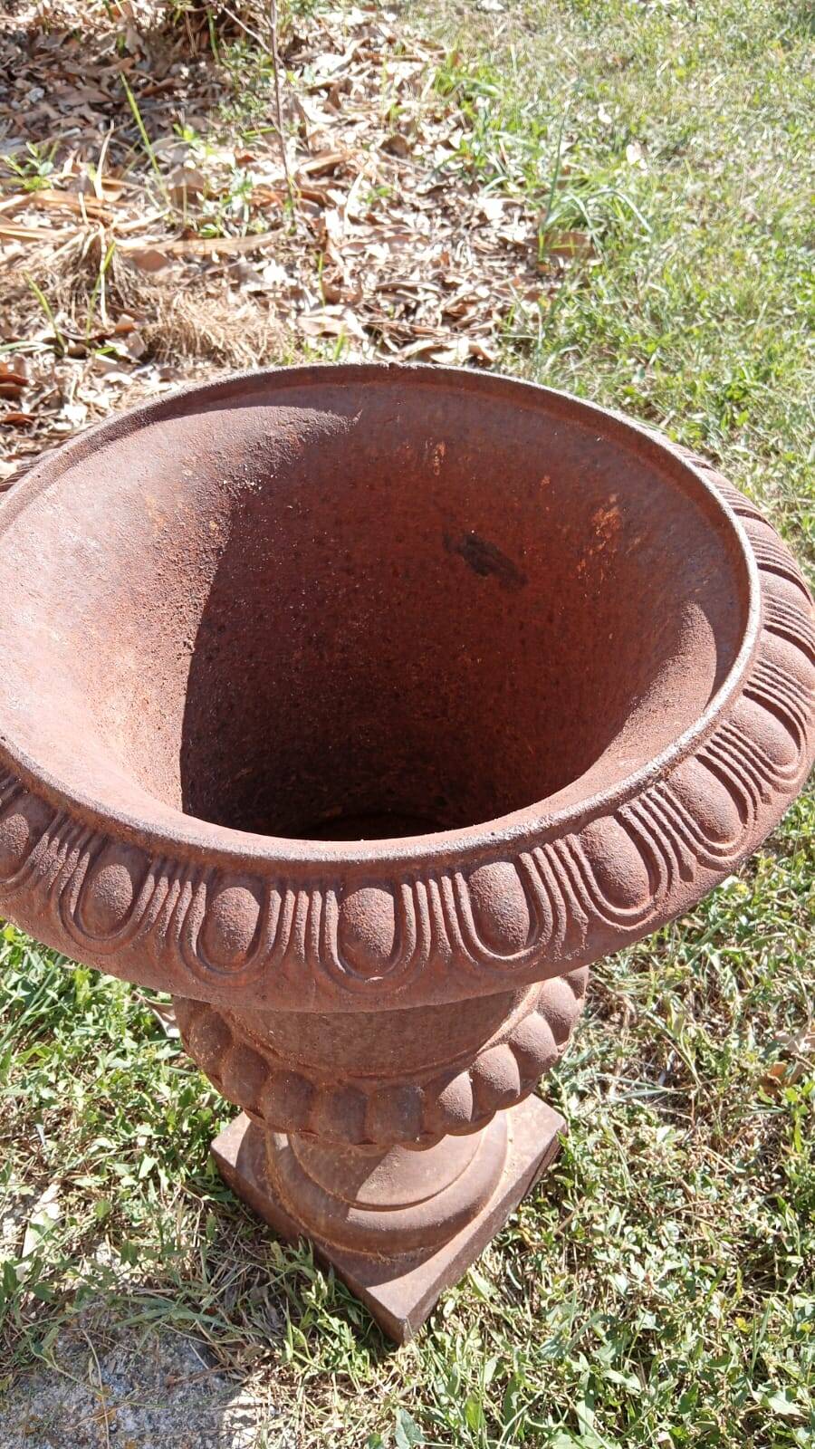 Vase Médicis en Fonte, 46 cm X 33 cm.