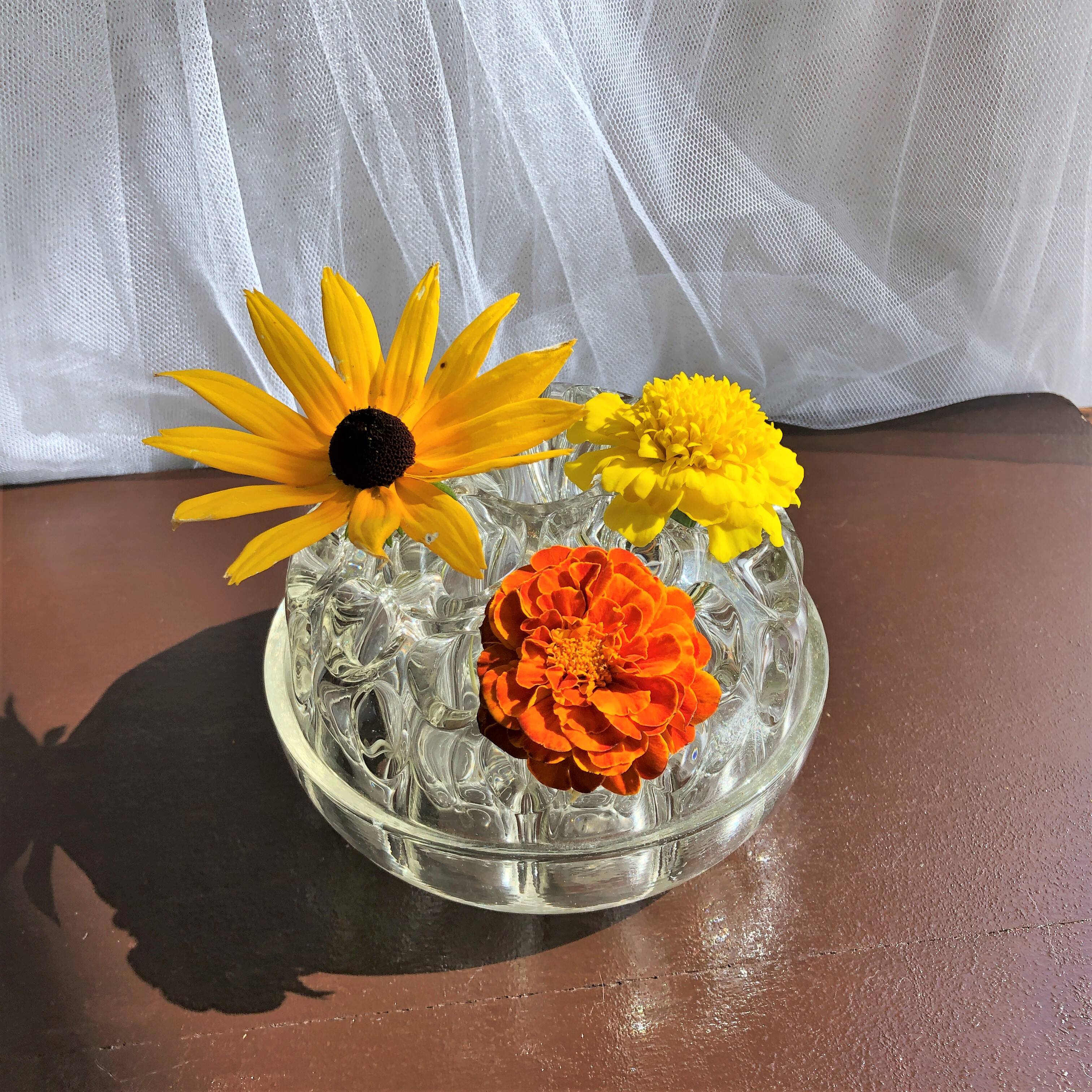Vase pique-fleurs boule en verre épais à 19 trous France vintage