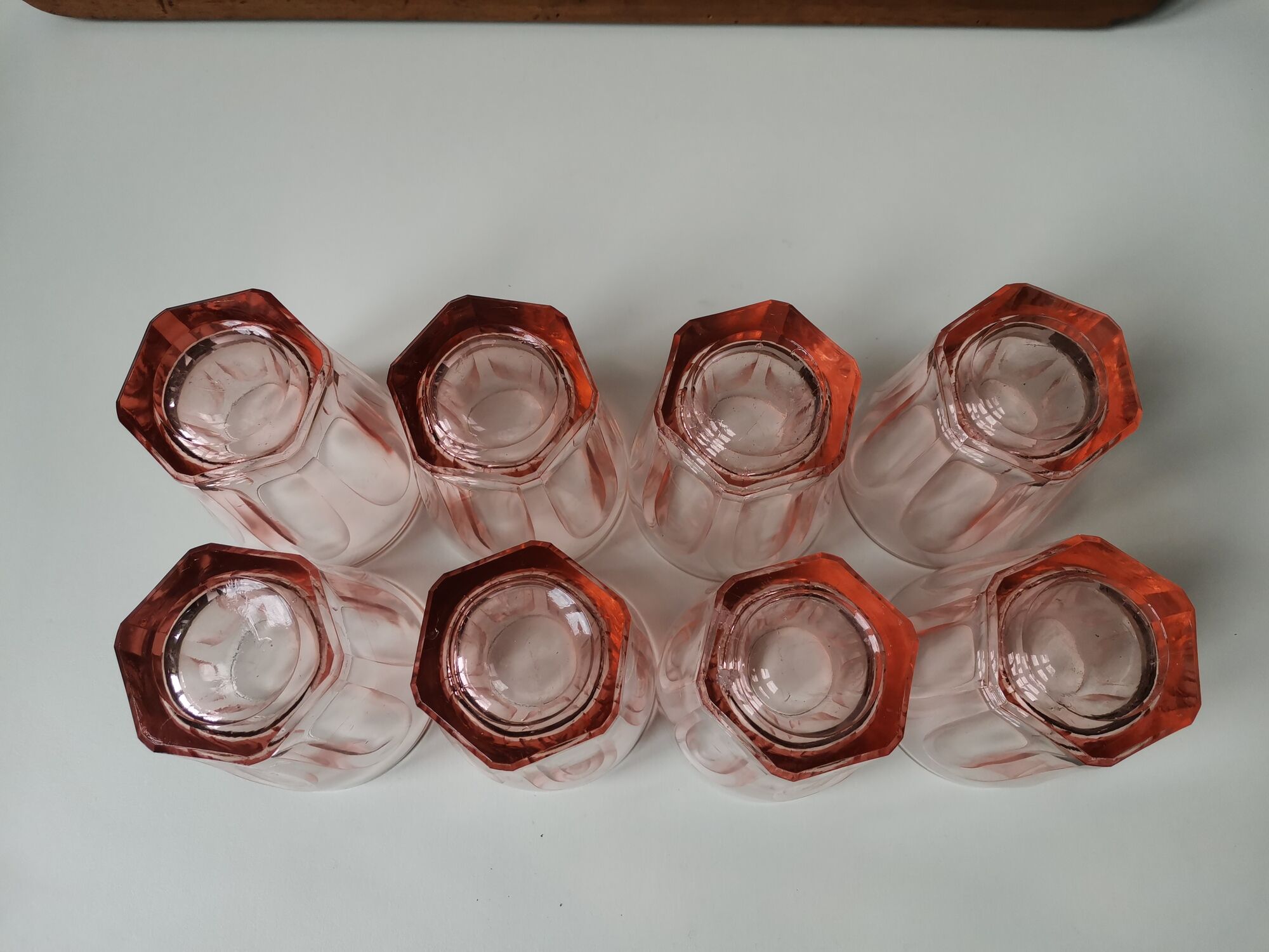 Lot de 8 verres roses en verre moulé vintage