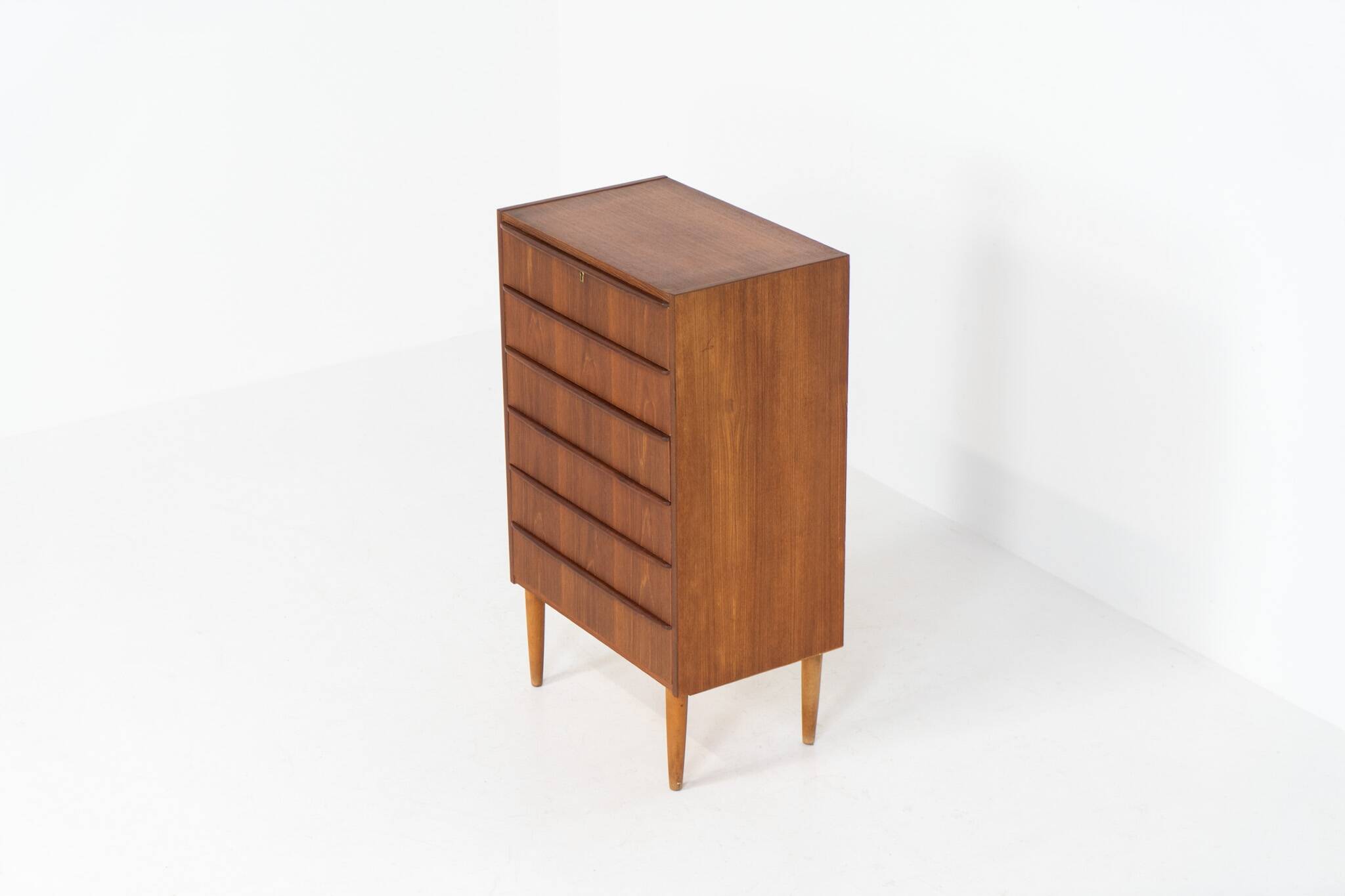 Chest of drawers in teak