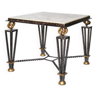 Table basse carrée Attribué à Gilbert Poillerat (1902-1988) en métal et fer forgé laqué et doré