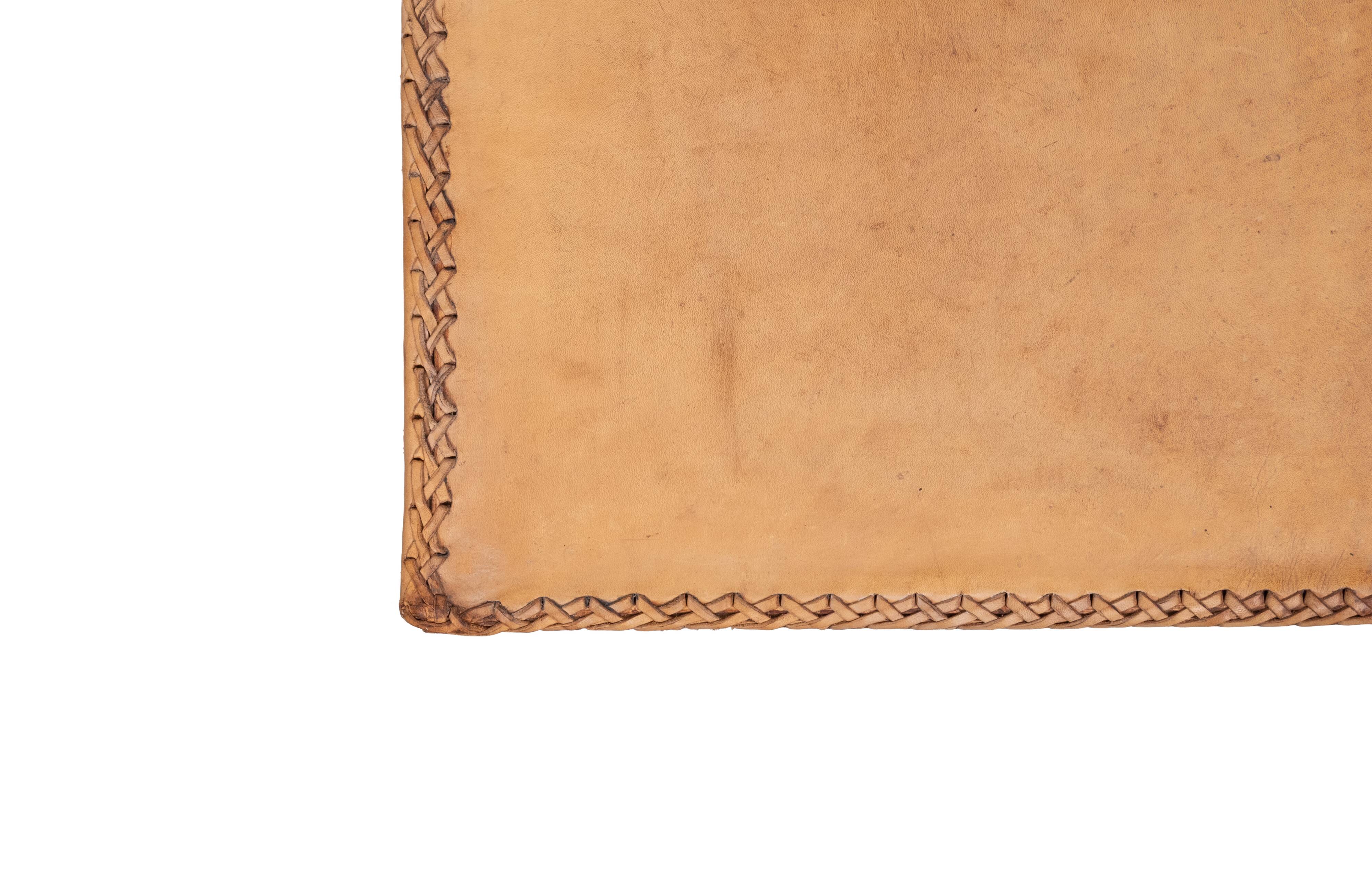 Table basse en cuir cognac à grands points des années 1970, France