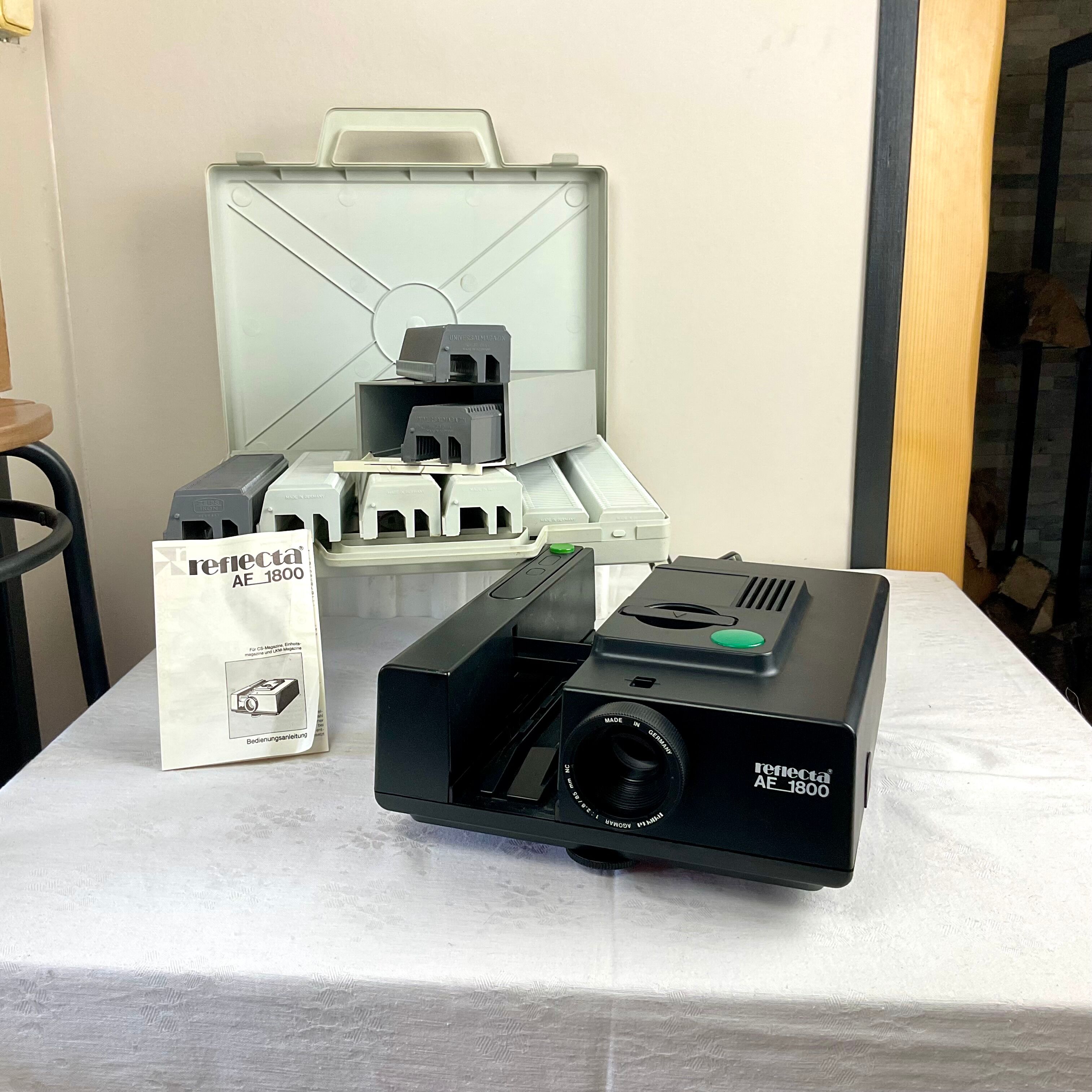 Reflecta AF 1800 slide projector + slide lockers