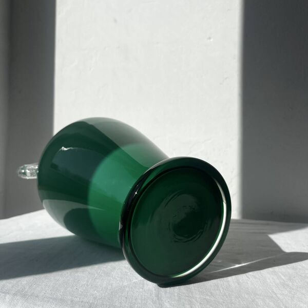 Vase vert en verre, avec anse en verre soufflé, art déco
