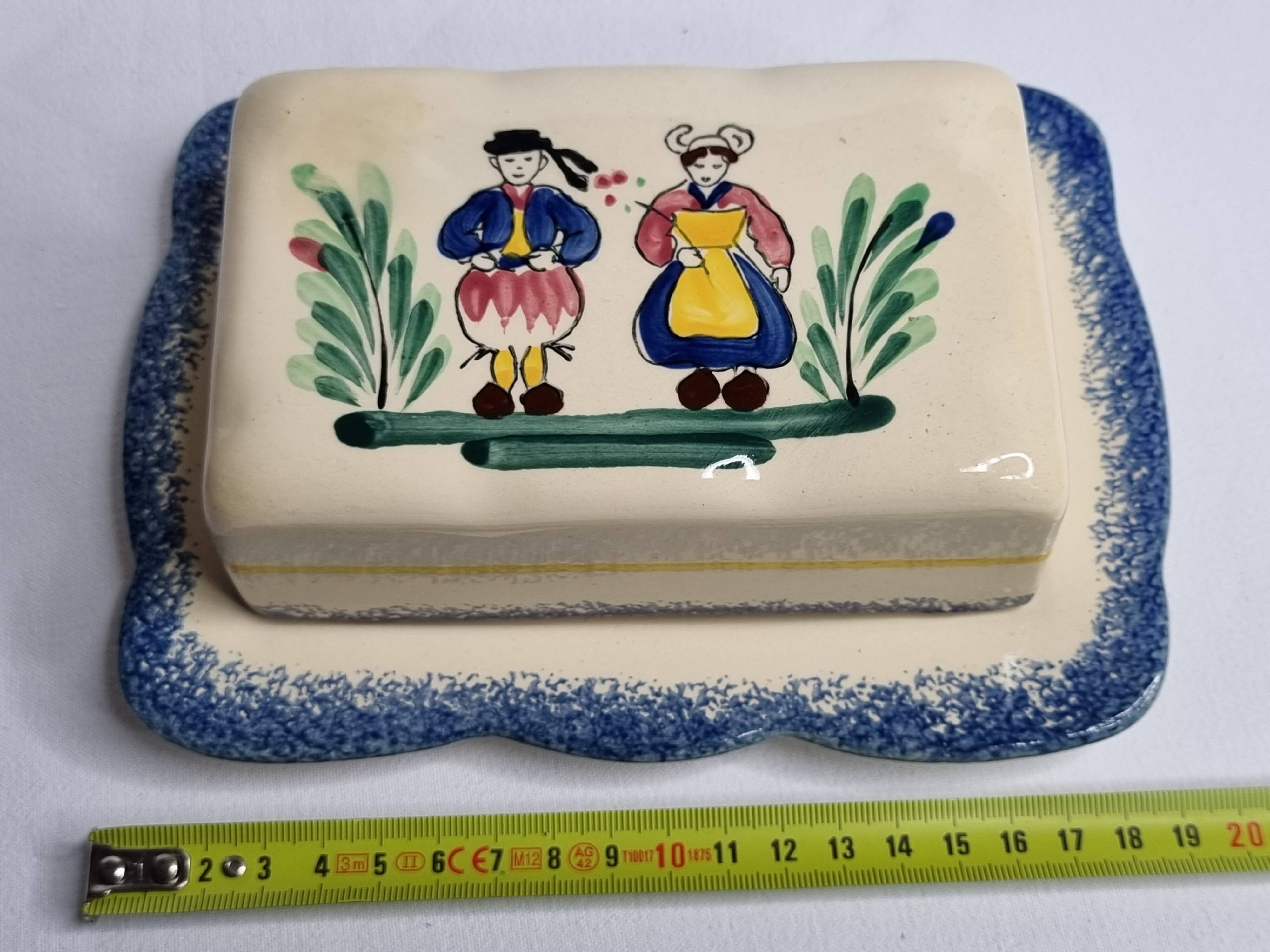 Quimper earthenware butter dish, traditional pattern, 19 cm