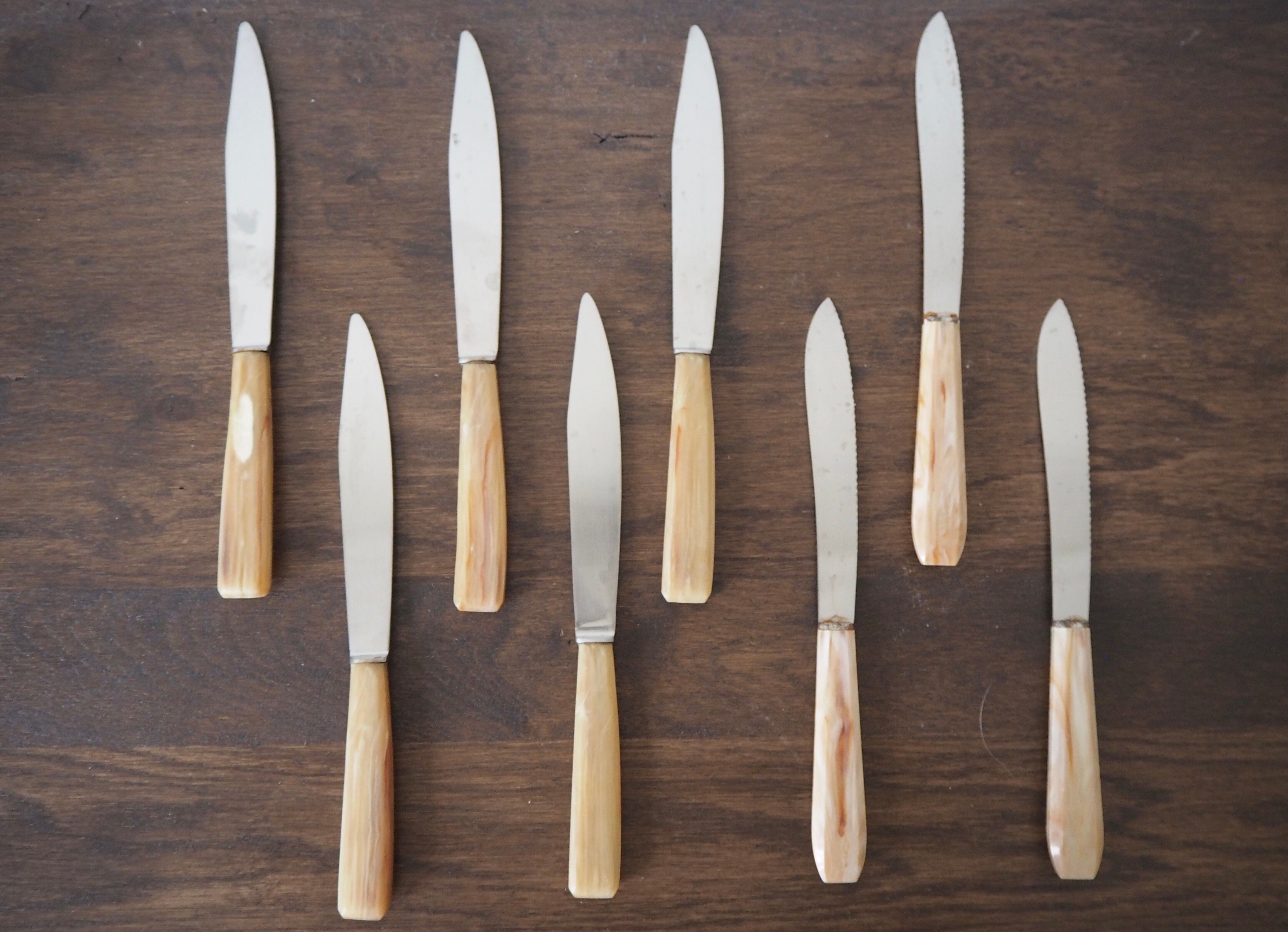 Set of 8 knives with horn handle