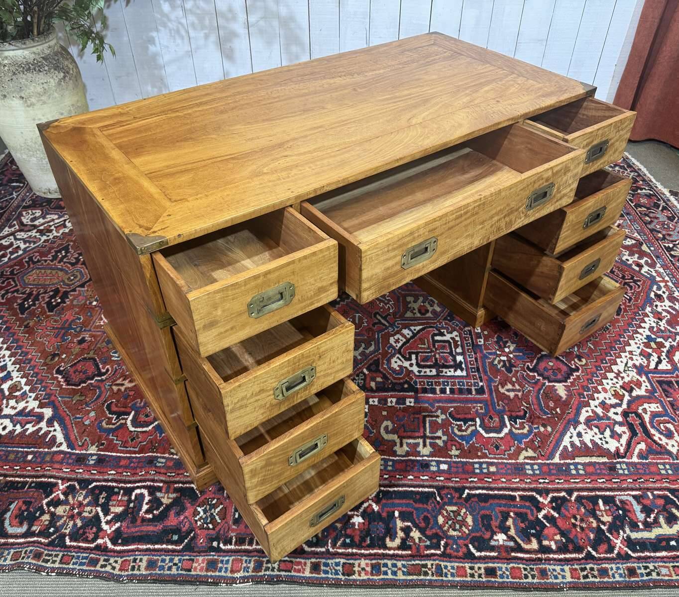 Bureau plat de style marine en acajou blond
