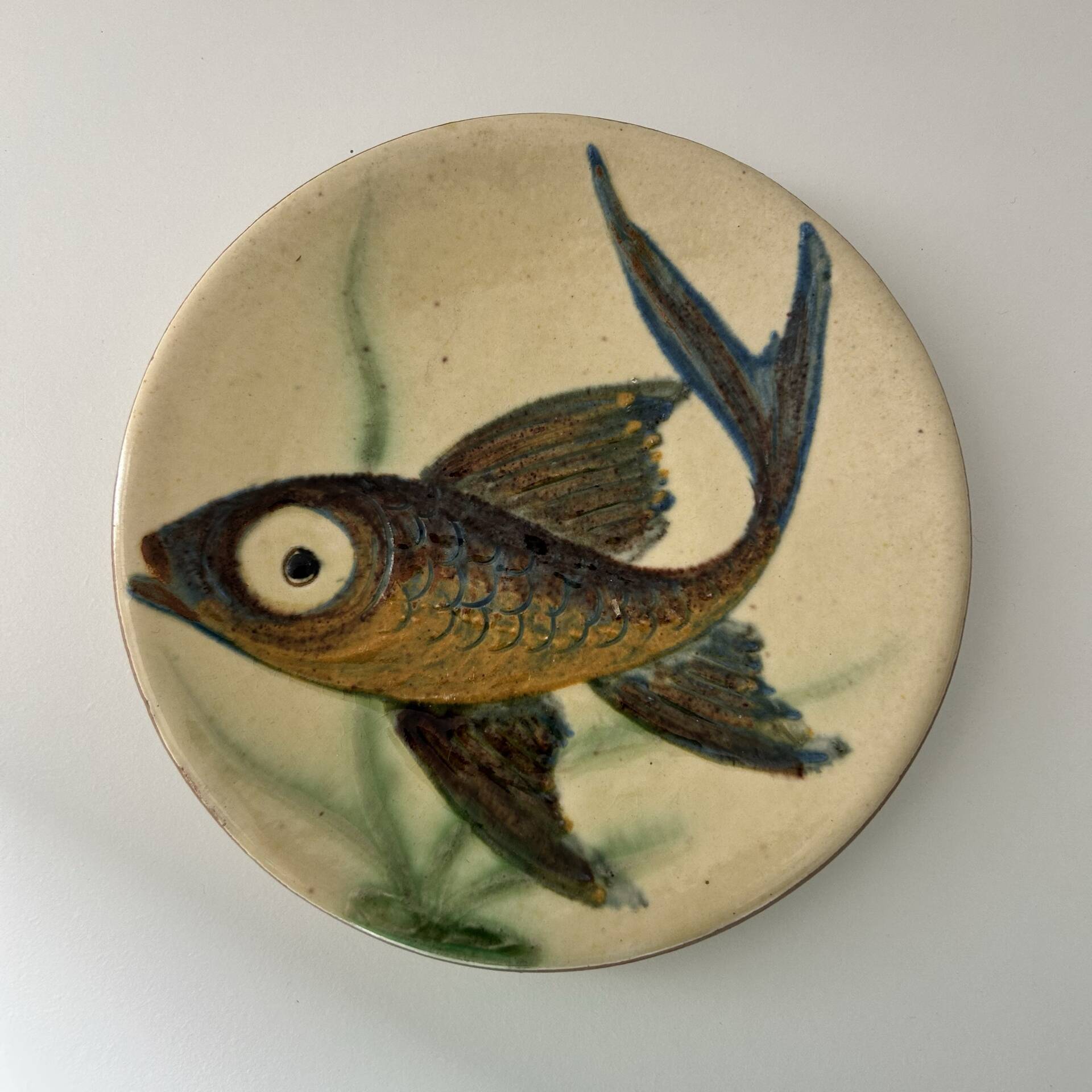 Small fish dish signed by Puigdemont