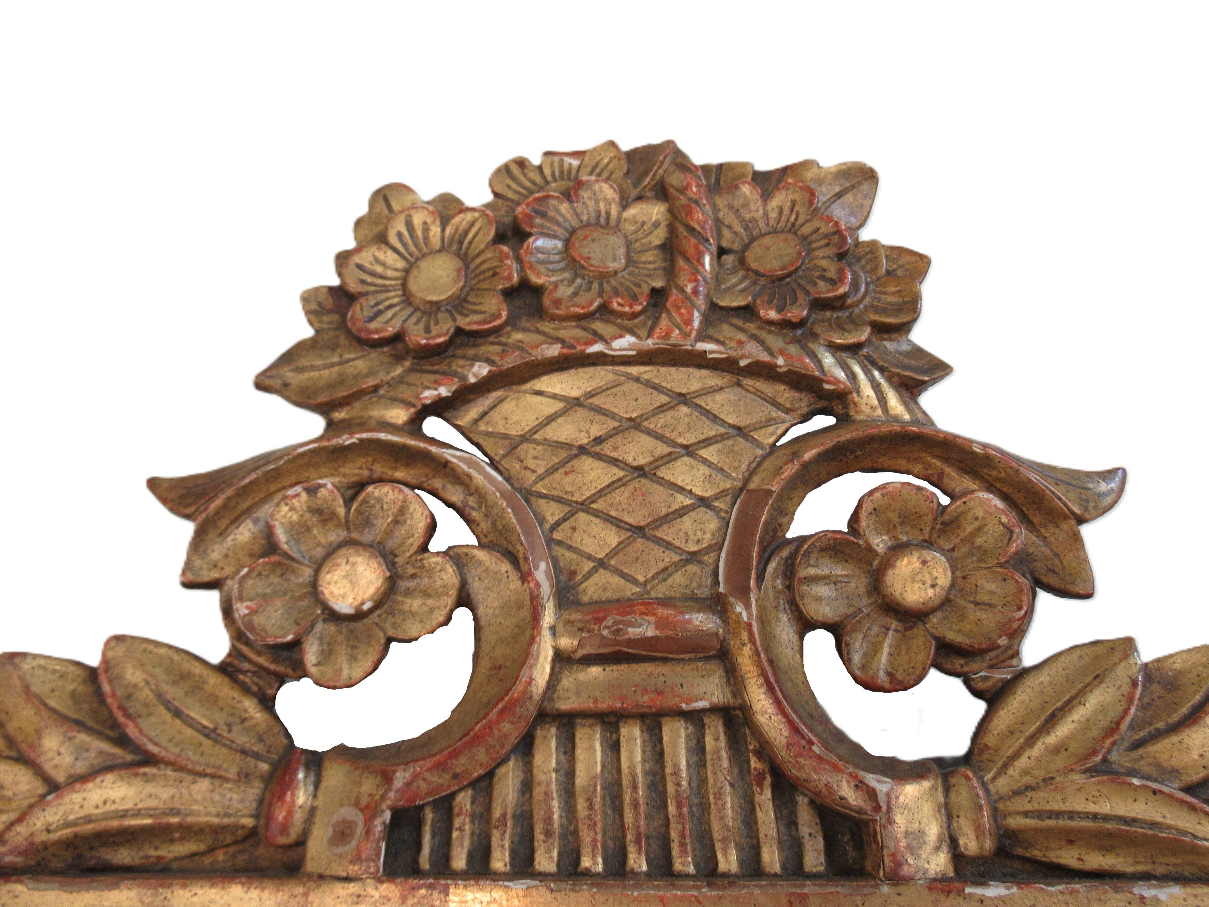 Petit miroir de dame Louis XVI en bois sculpté et doré