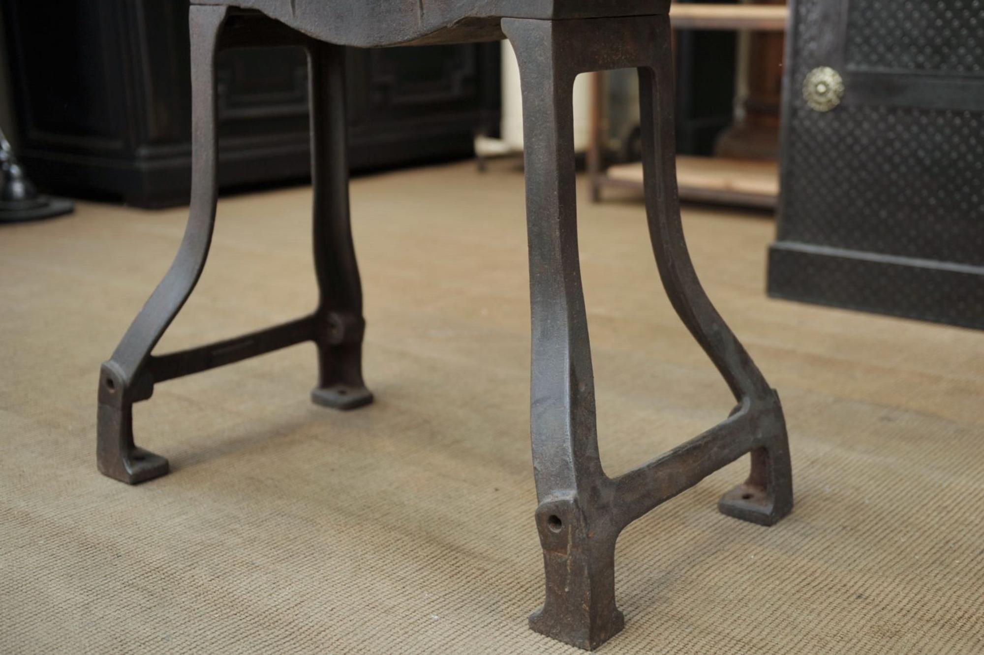 Industrial Console Fonte 1930 blue stone tray