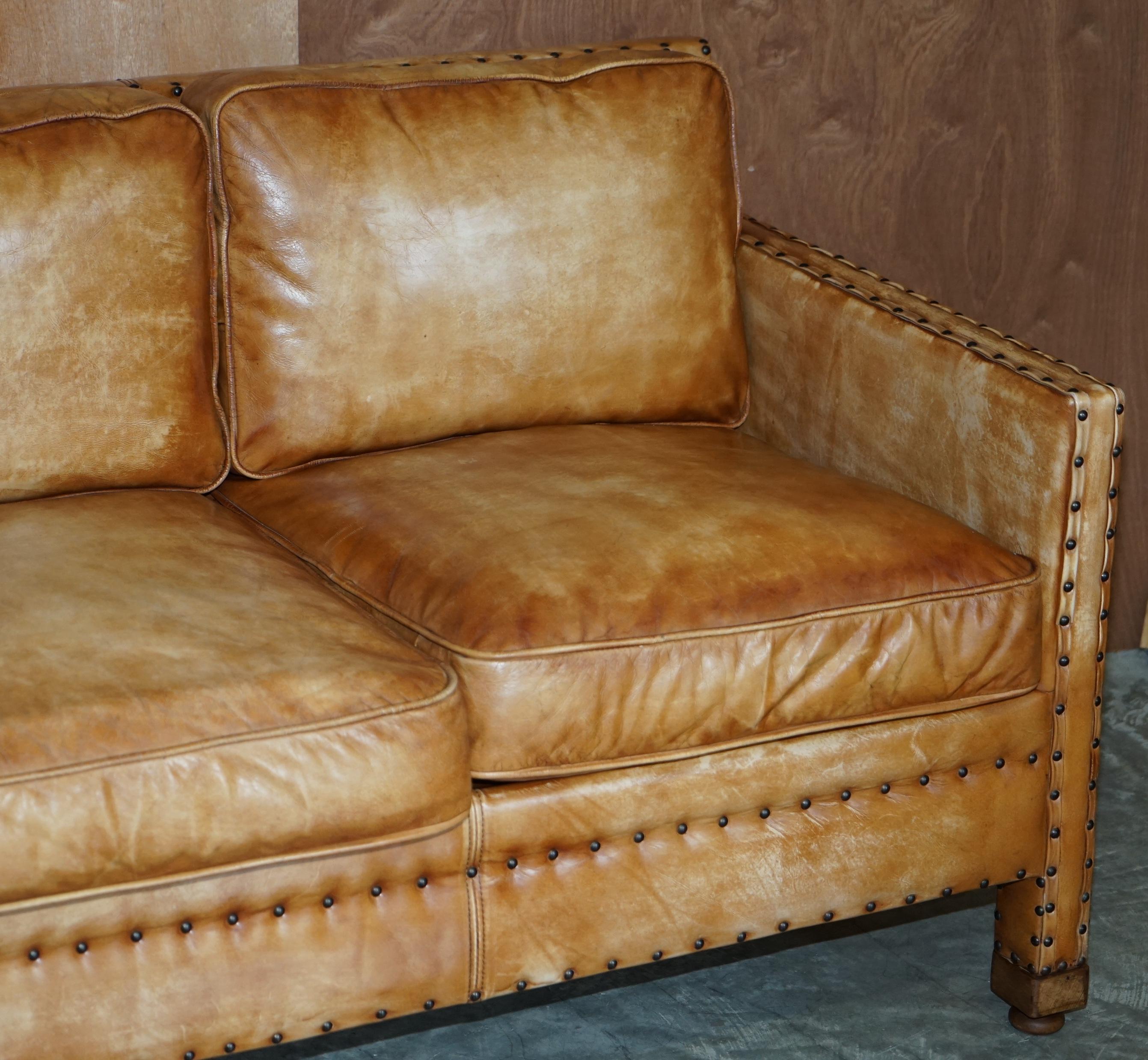 Three-seater leather canapé in Edwardian style with studs.