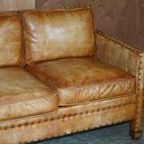 Three-seater leather canapé in Edwardian style with studs.
