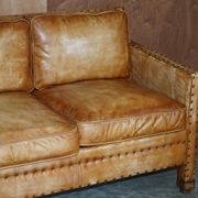 Three-seater leather canapé in Edwardian style with studs.