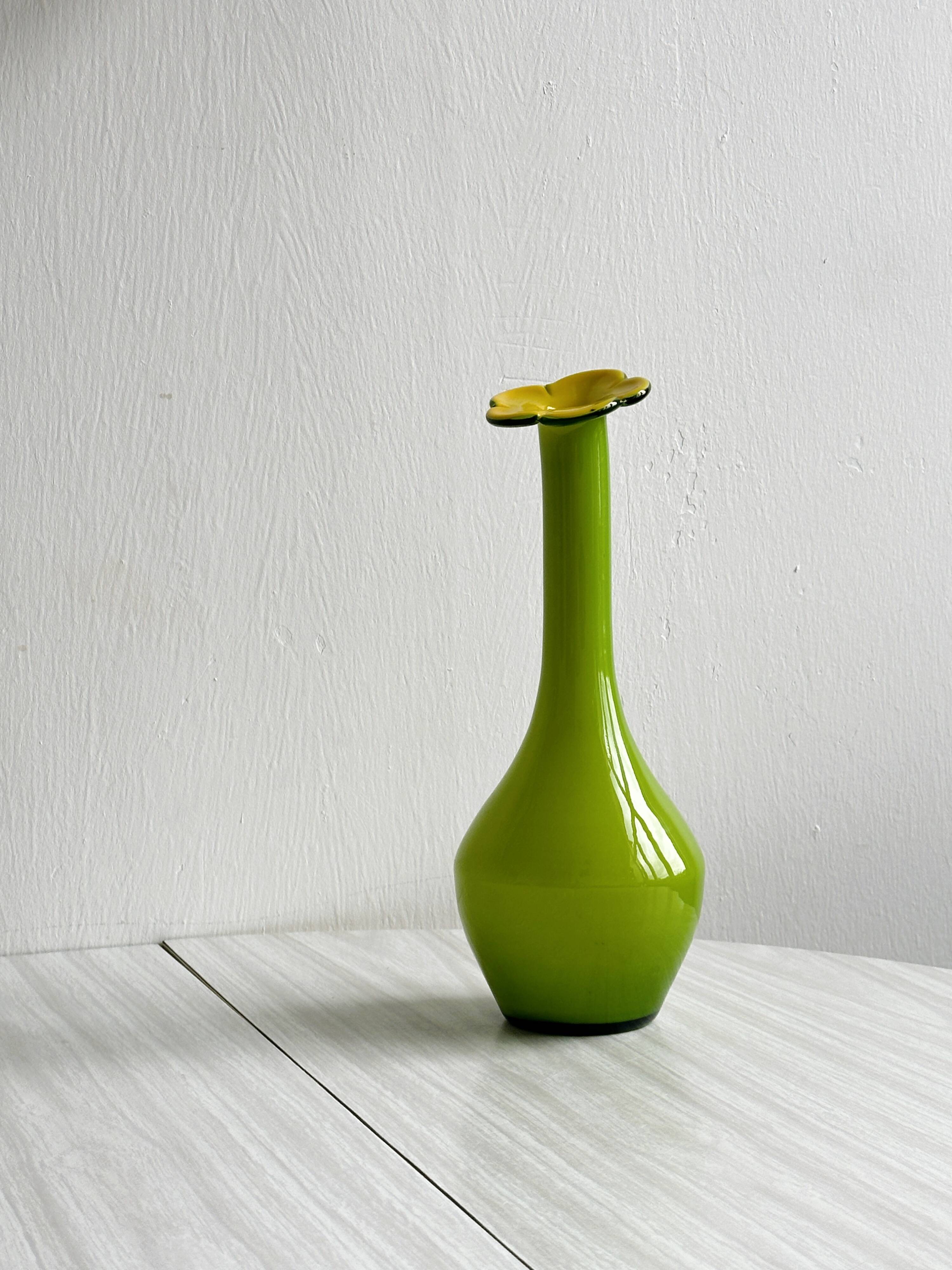 Vase en verre de forme florale, décoration vintage POP.