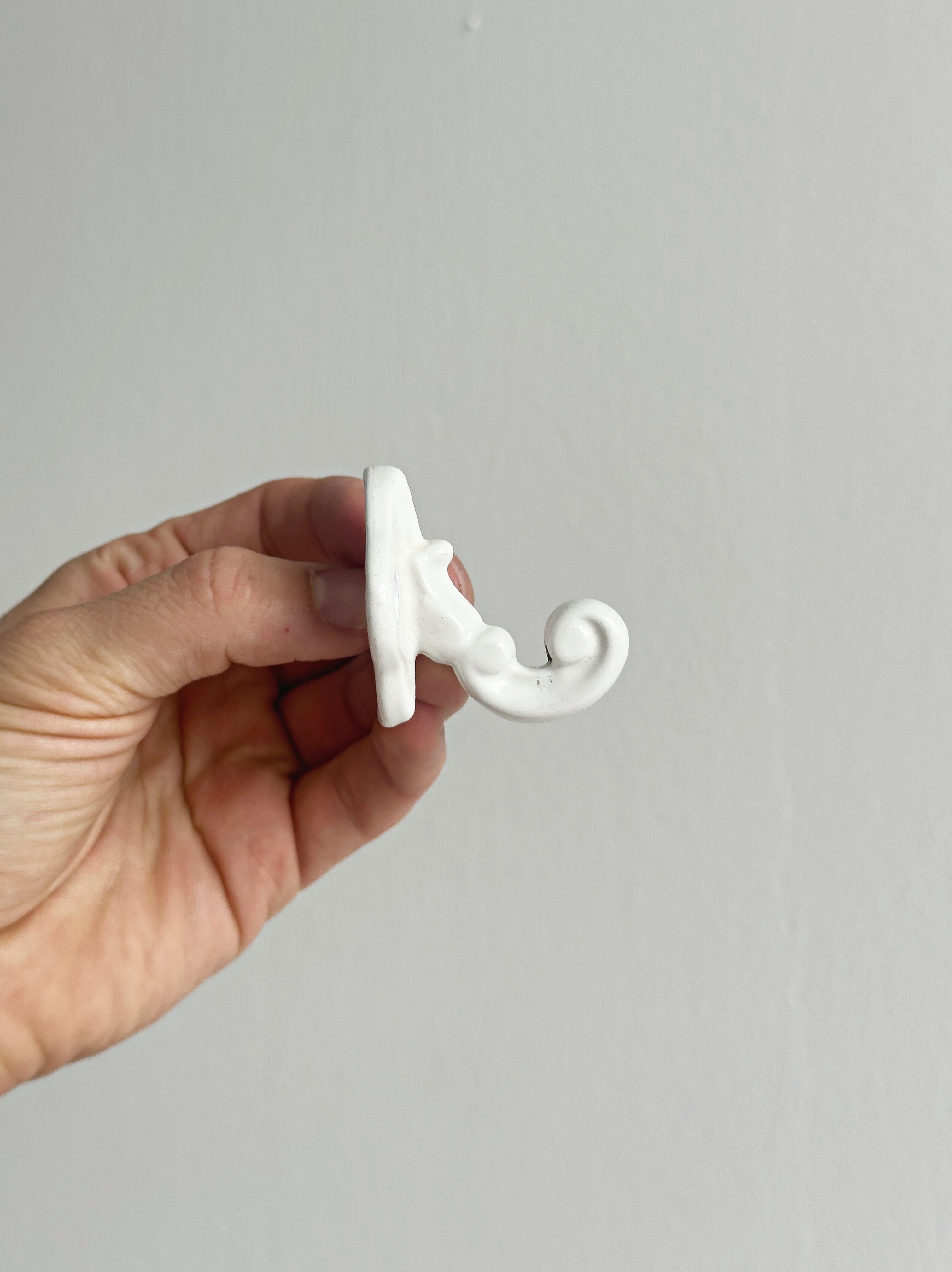 Bathroom décor, hooks, soap dish, white metal hangers.