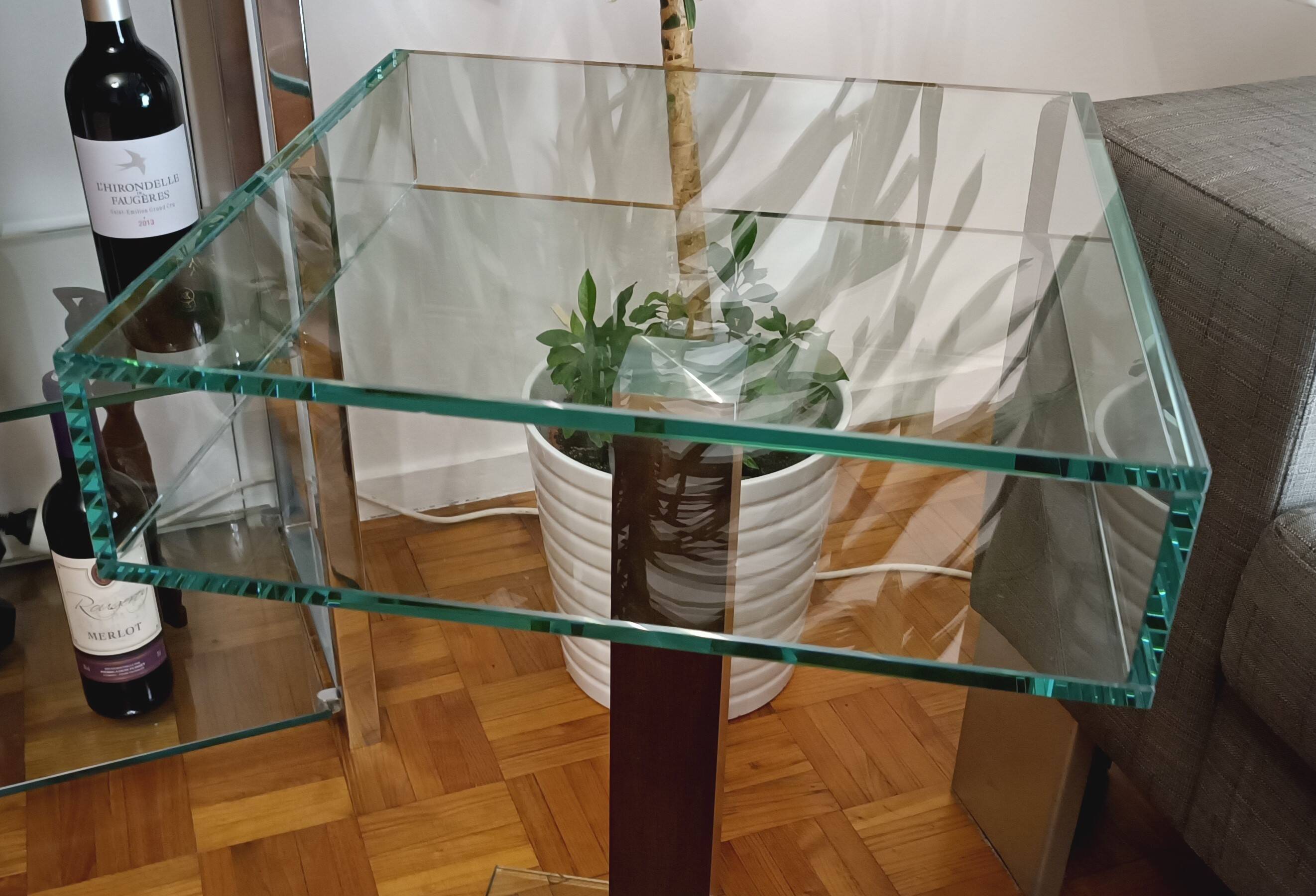 Very beautiful Marais International design pedestal table in 10mm clear glass