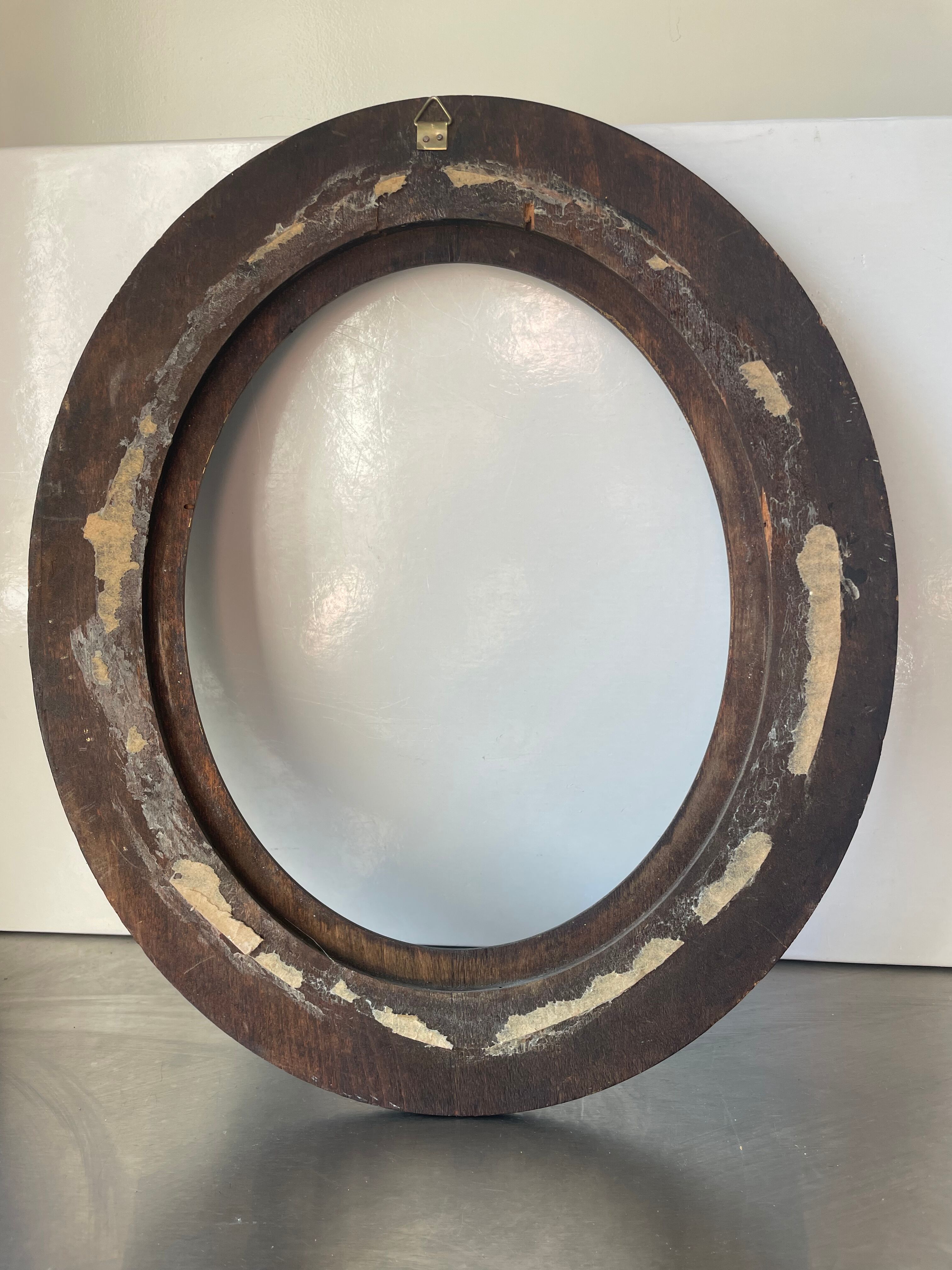 Cadre antique ovale en bois sculpté à la main
