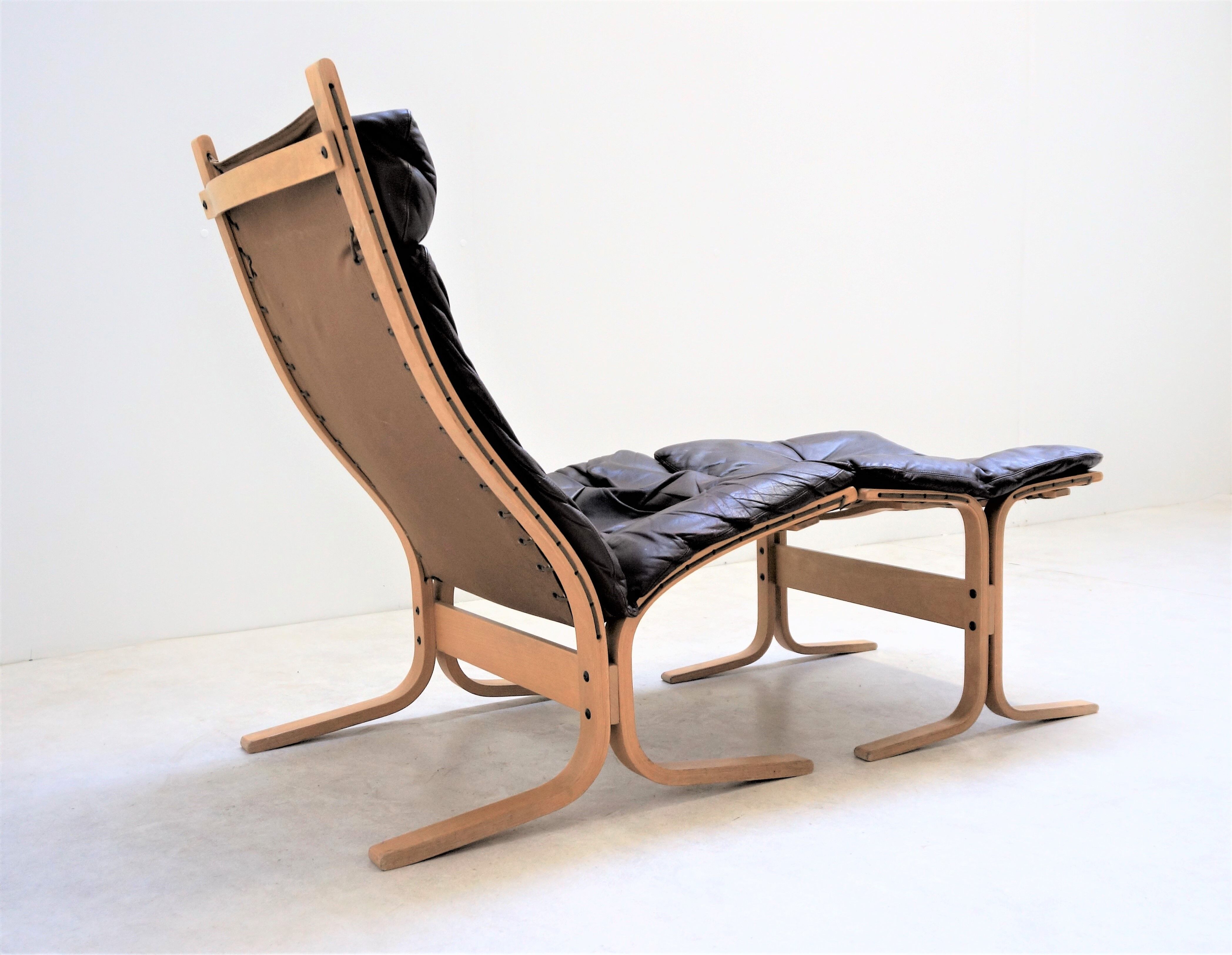 Fauteuil Siesta en cuir marron et son ottoman