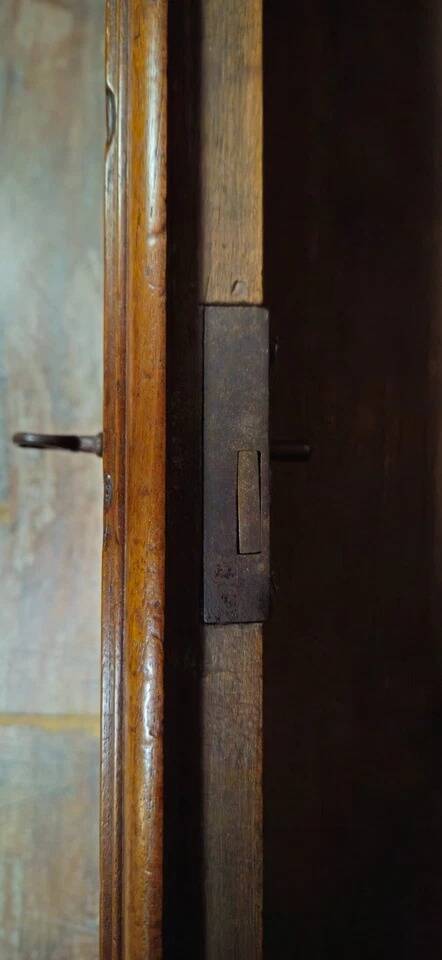 Armoire époque Louis XV en noyer massif époque XVIIIeme