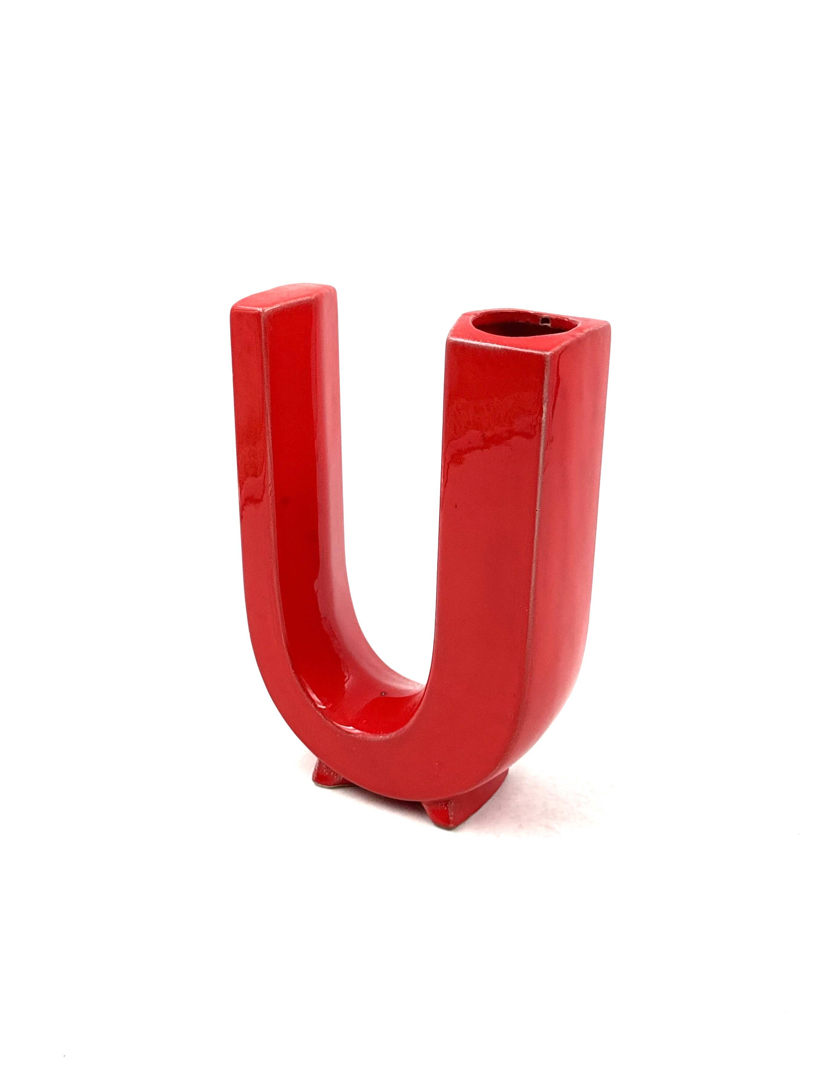 Space age red U letter ceramic solifleur vase, Marcel Radureau Francia 1970