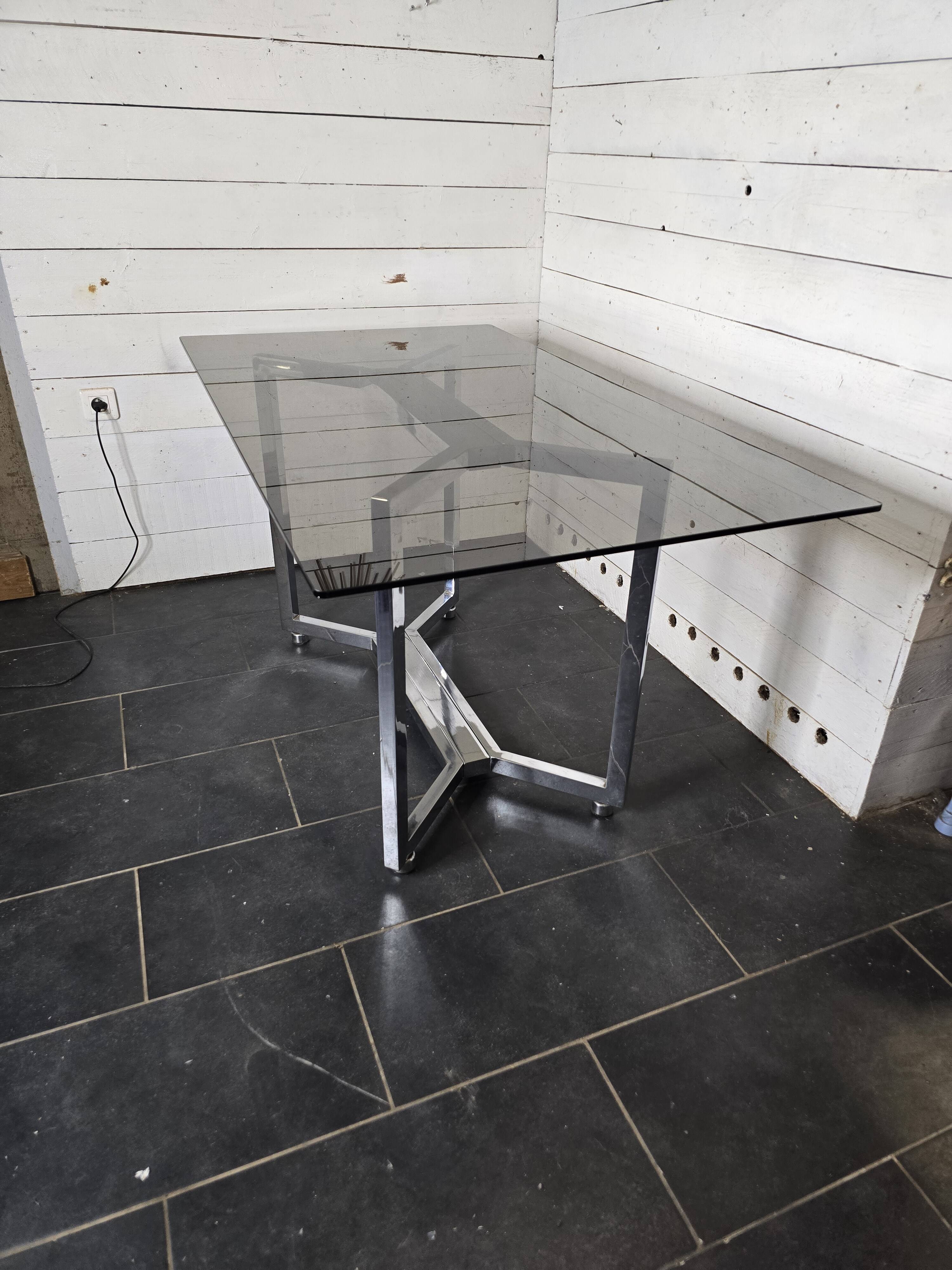 Table en métal chromé dessus verre fumé