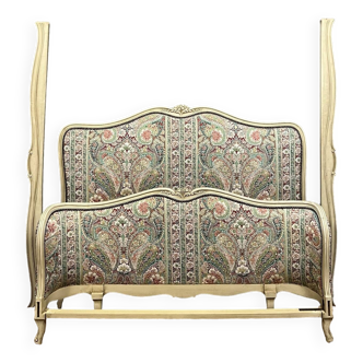Superbe lit corbeille style Louis XV en bois laqué avec une tapisserie façon cachemire