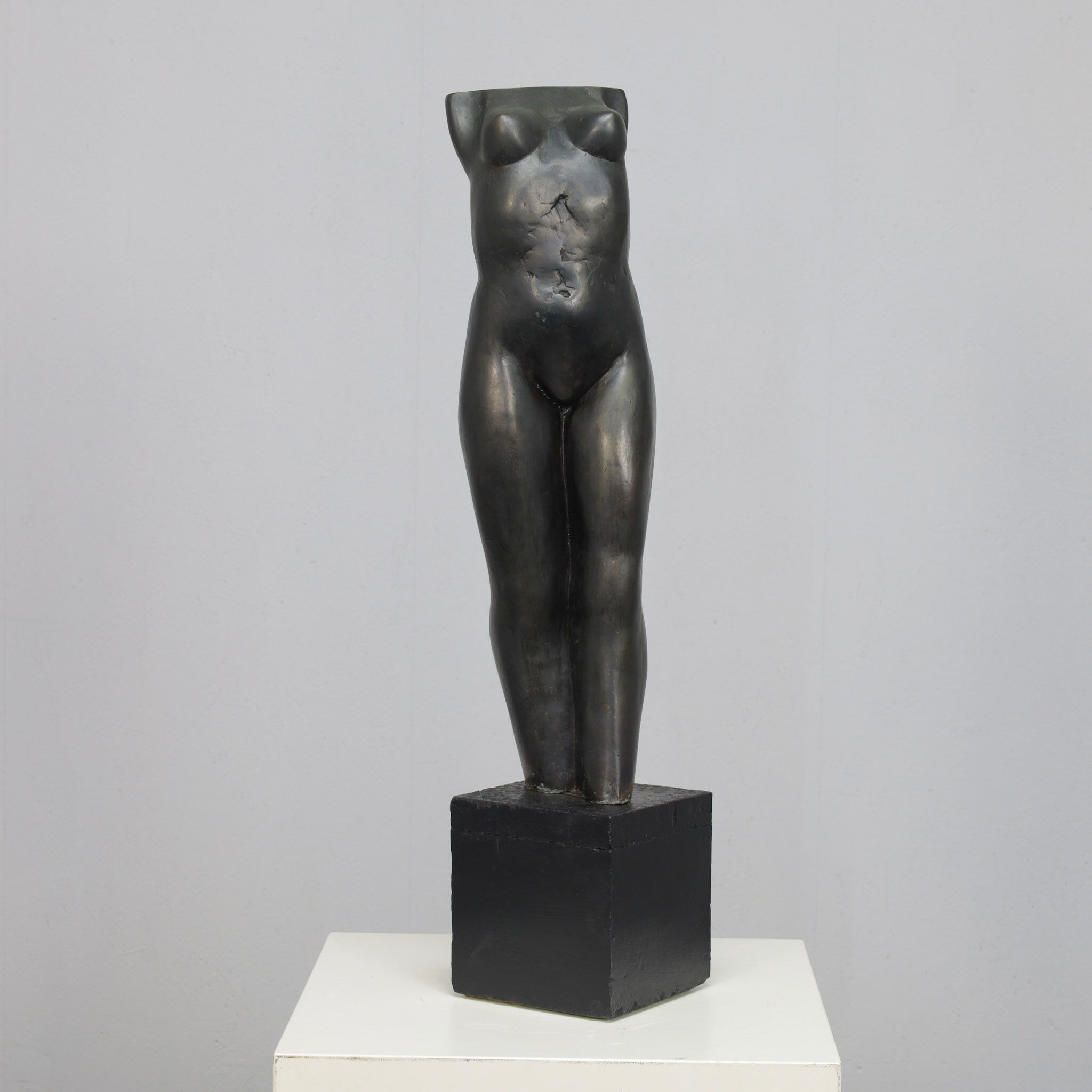 Sculpture en bronze d'un torse féminin debout par Francine Govers, années 1990.