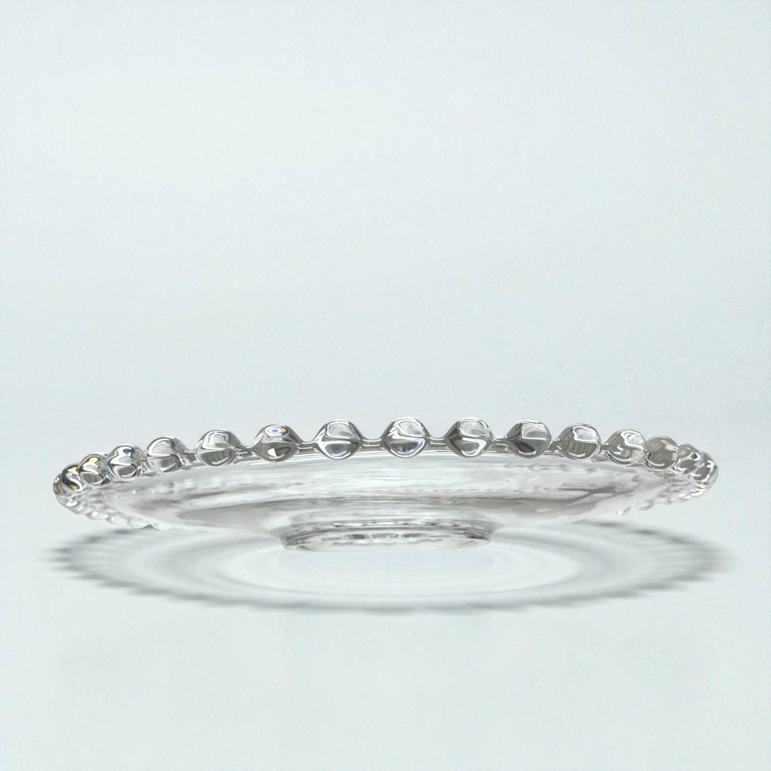 Plat Art Déco en verre moulé et perlé, 1900