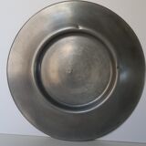 Soupière sur un plat de service en étain