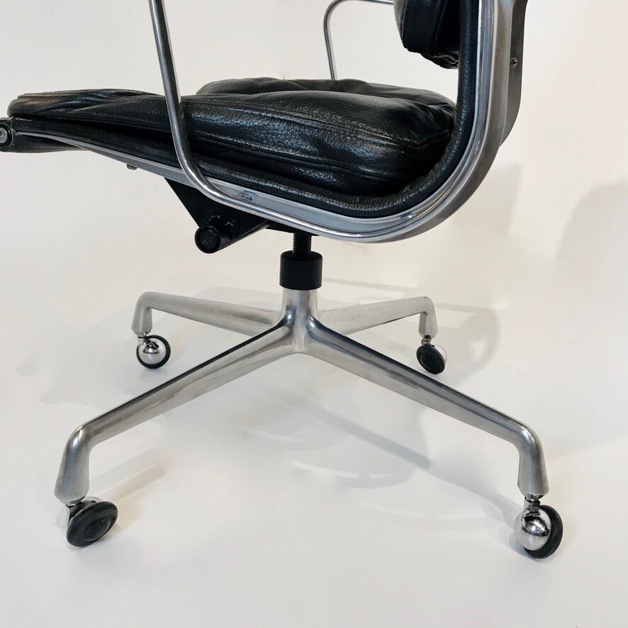 "EA 219" office chair designed by Charles and Ray Eames for Herman Miller, USA of the 1970's.