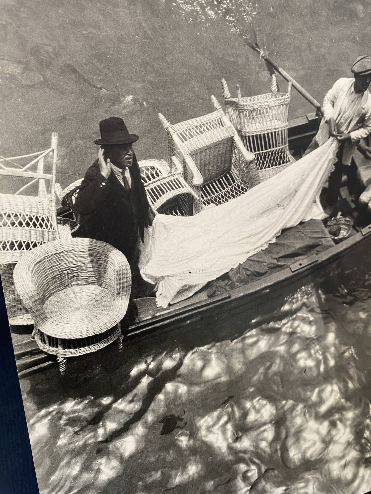 Photo ancienne « les livreurs de meubles en osier »