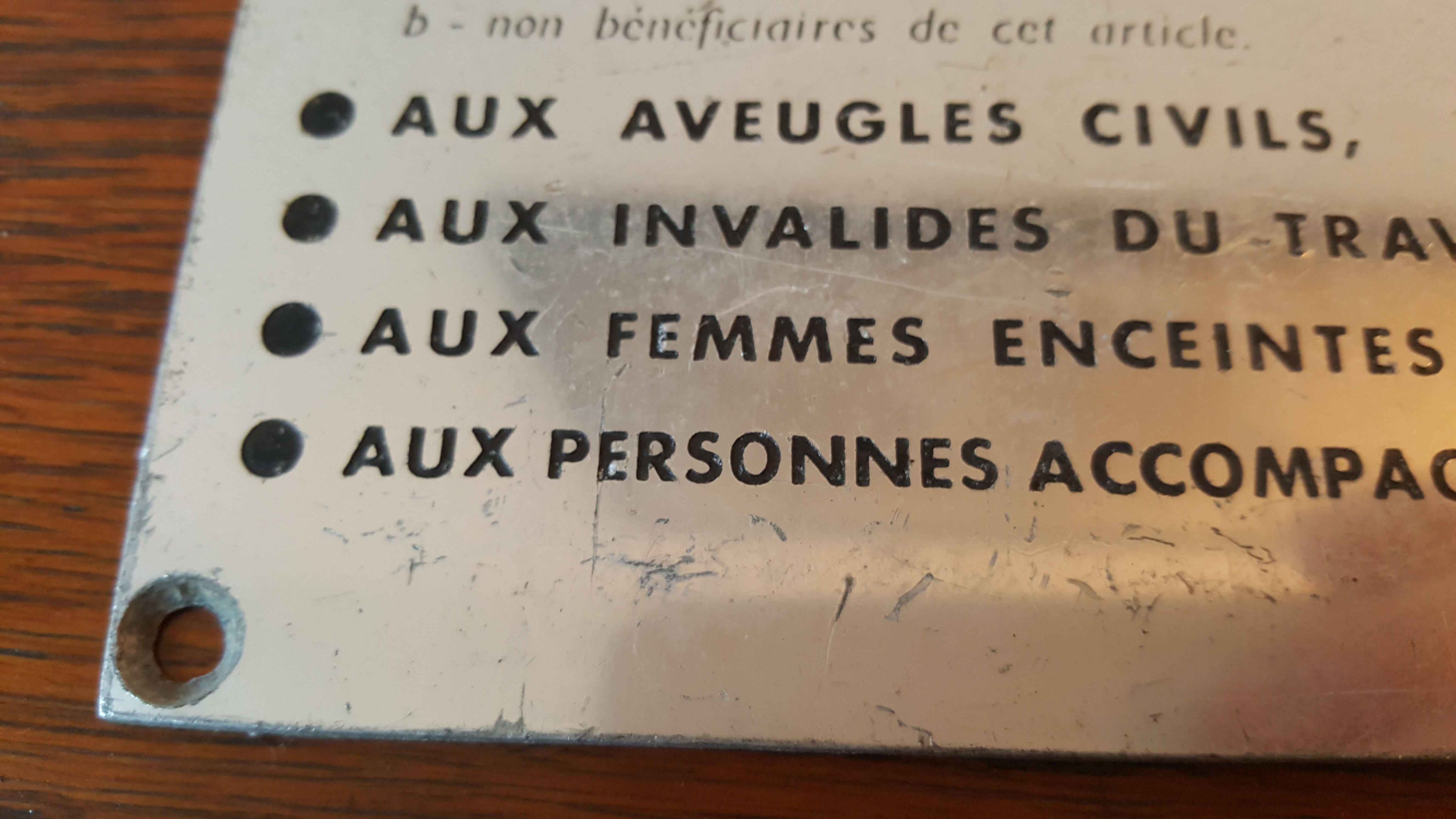 Ancienne plaque métallique places réservées mutilés de guerre transport en commun sncf