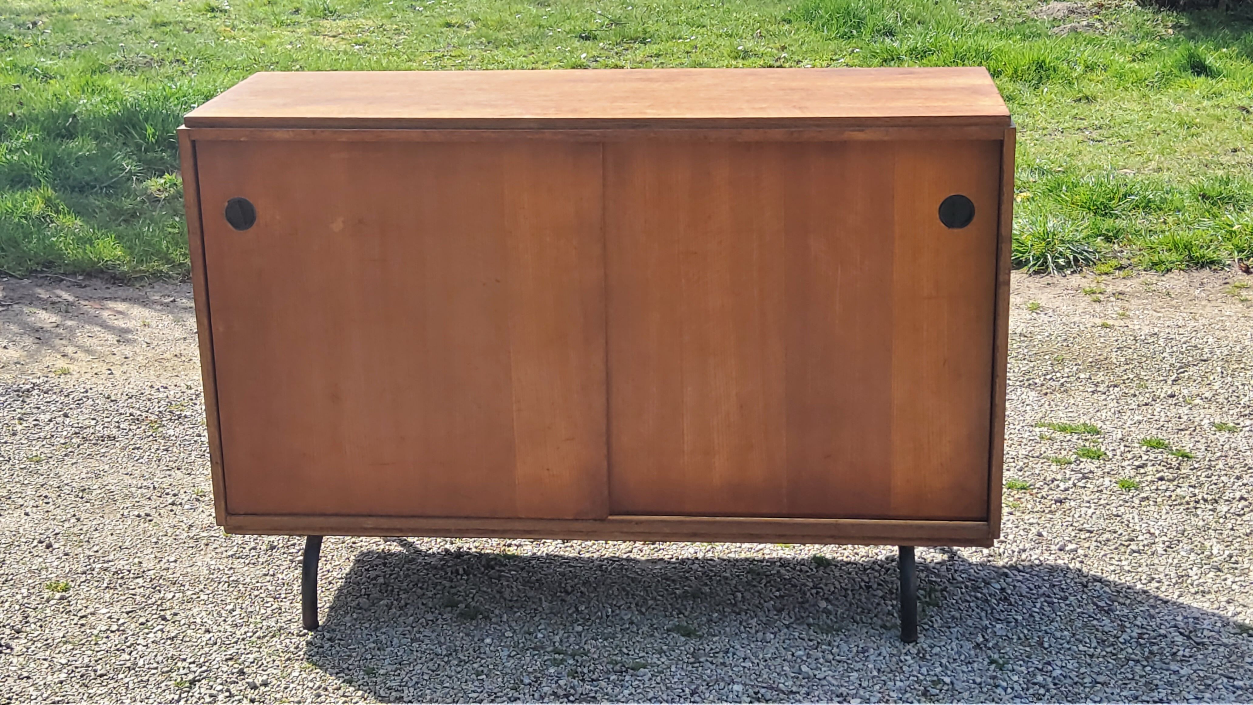 Enfilade vintage des années 50 en chêne doré 2 portes coulissantes pieds tubes métalliques