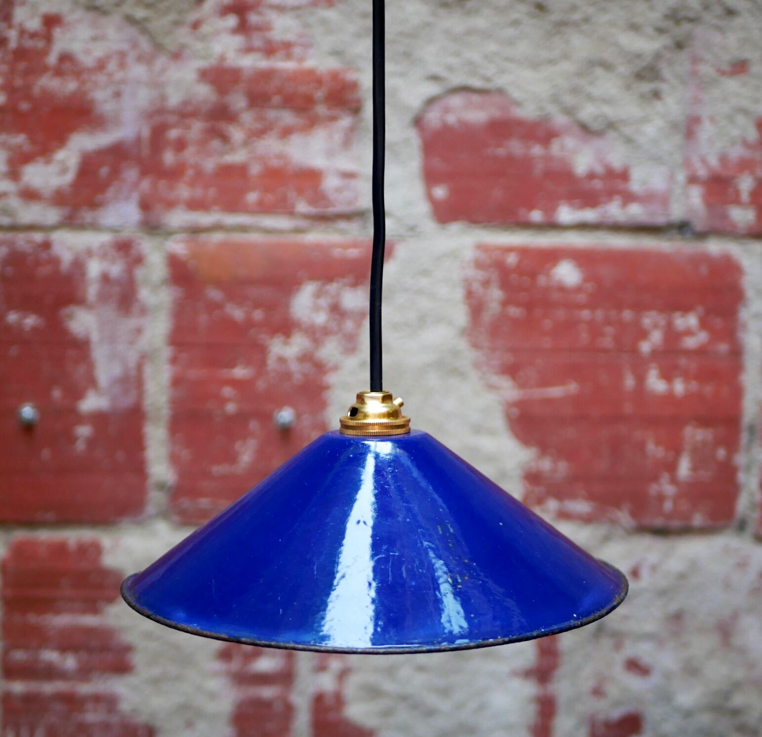 Conical industrial suspension in enamelled sheet metal