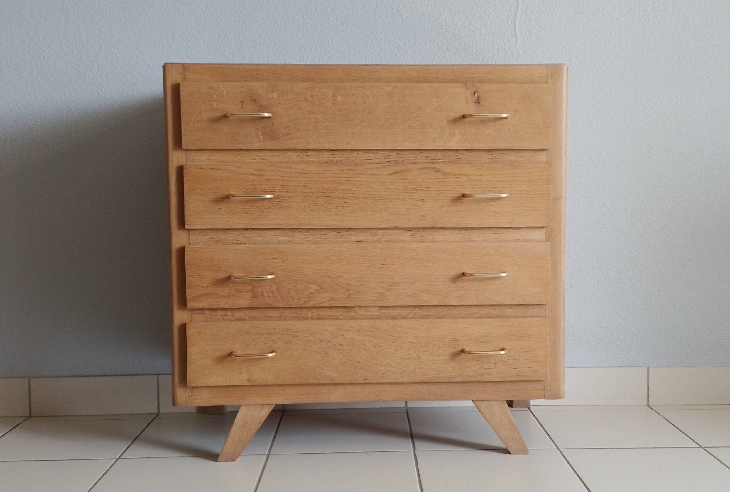 Oak chest of drawers