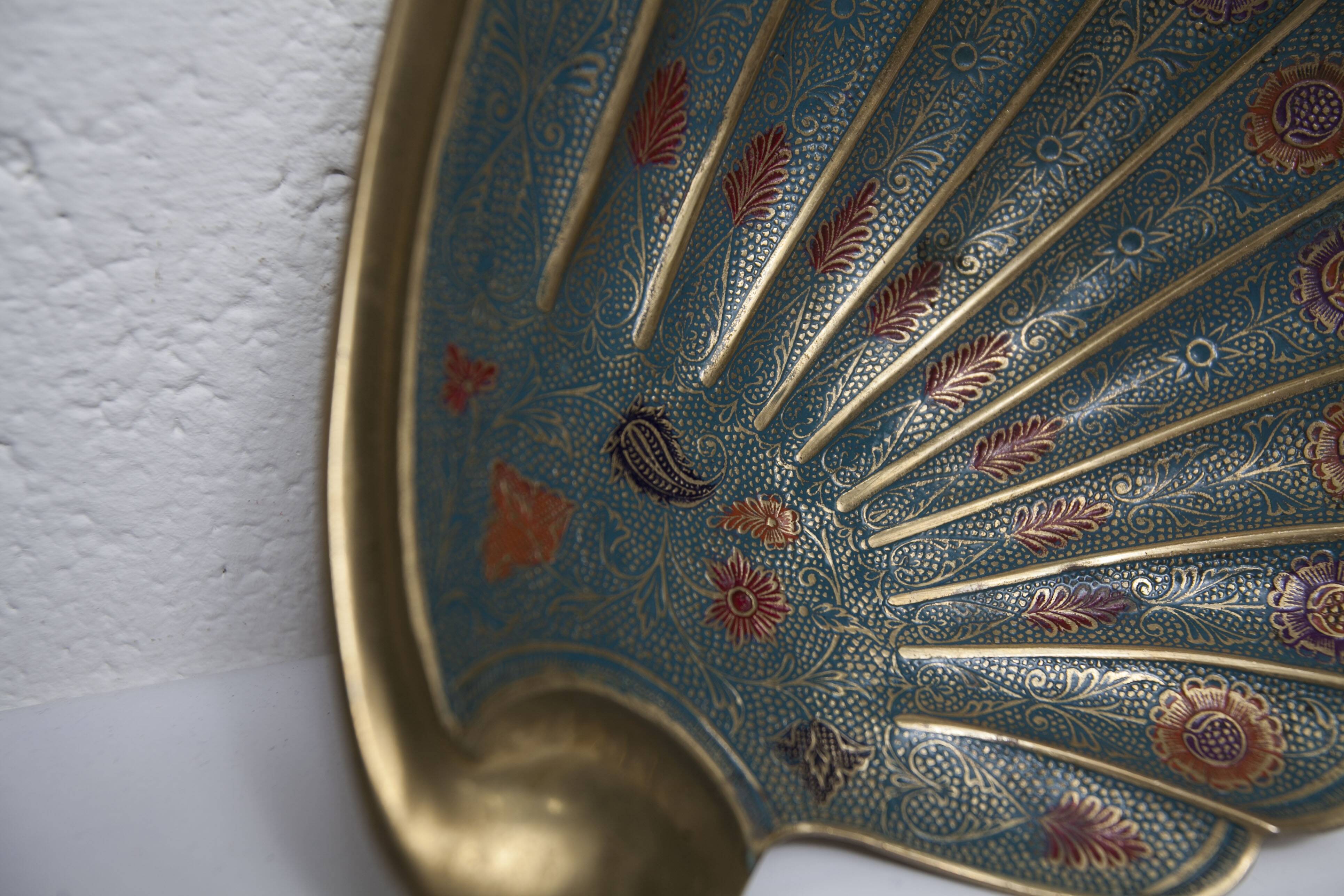 Shell cup in enameled brass