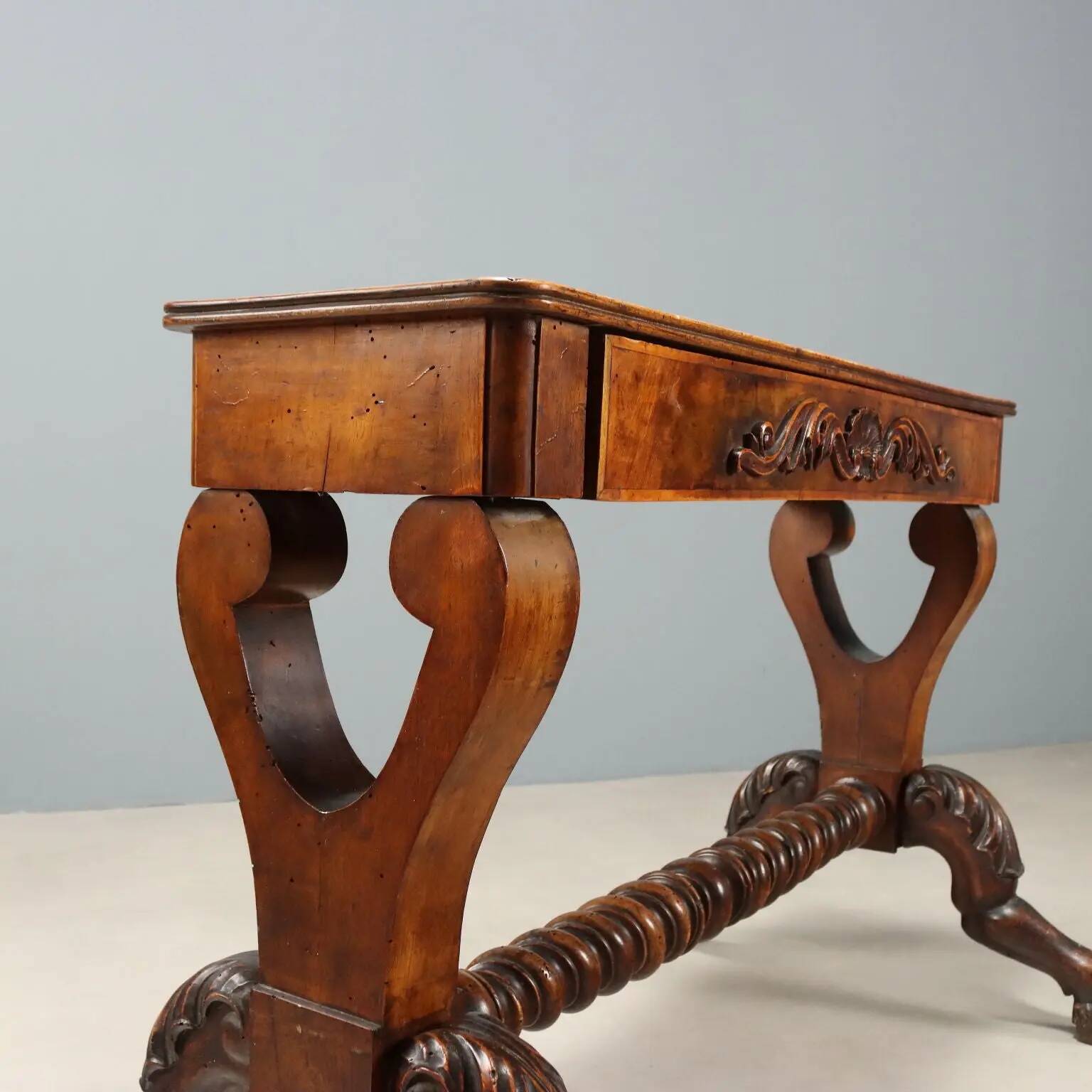 Petite table ancienne en noyer sculpté, Italie, milieu XIXe siècle