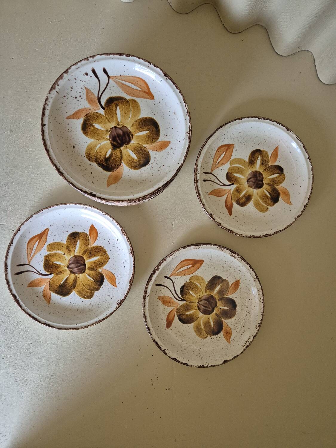 13 assiettes à décor de fleurs, 1970