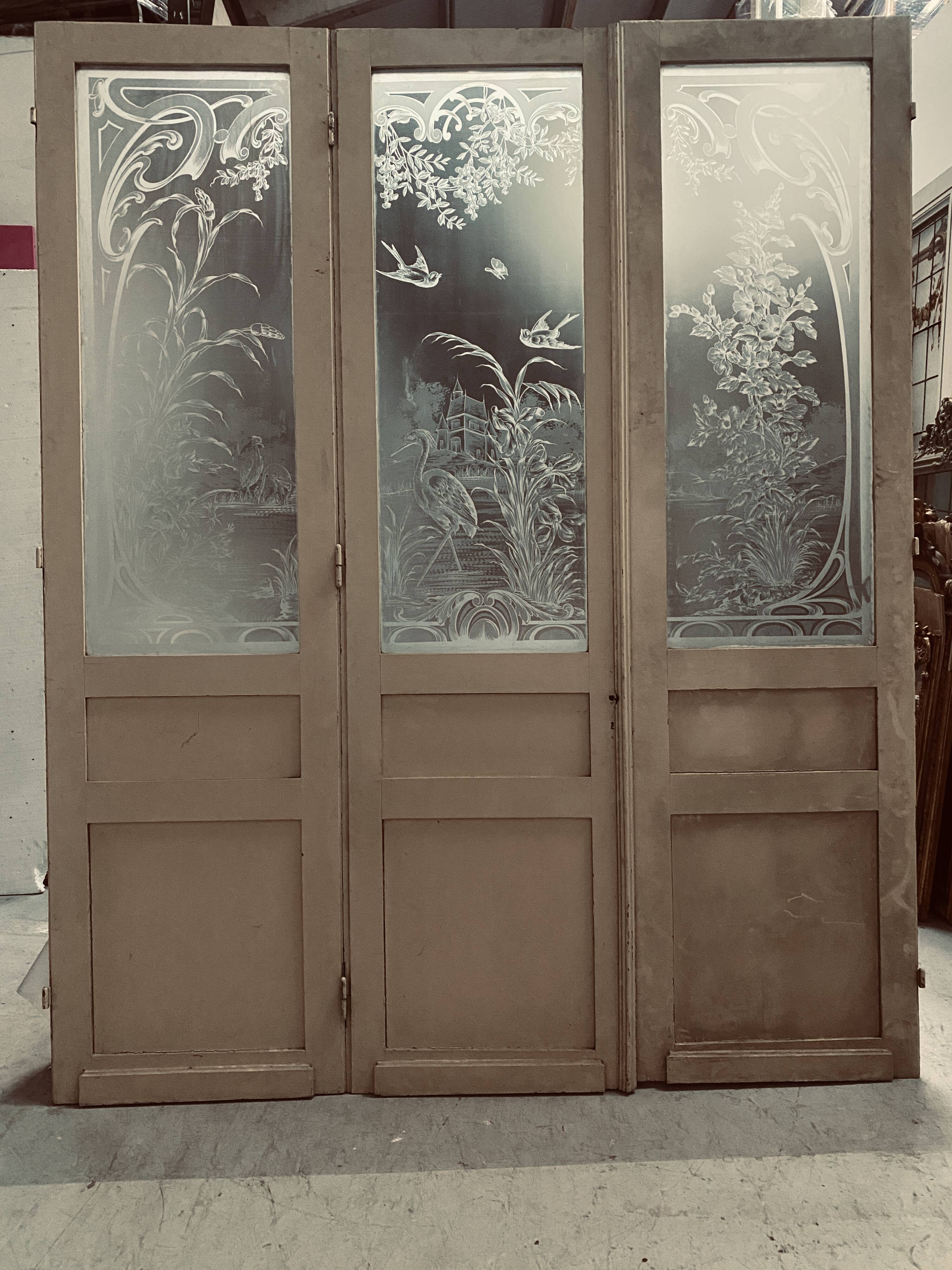 Suite de trois portes de séparation Art nouveau en bois et verre gravé XX s