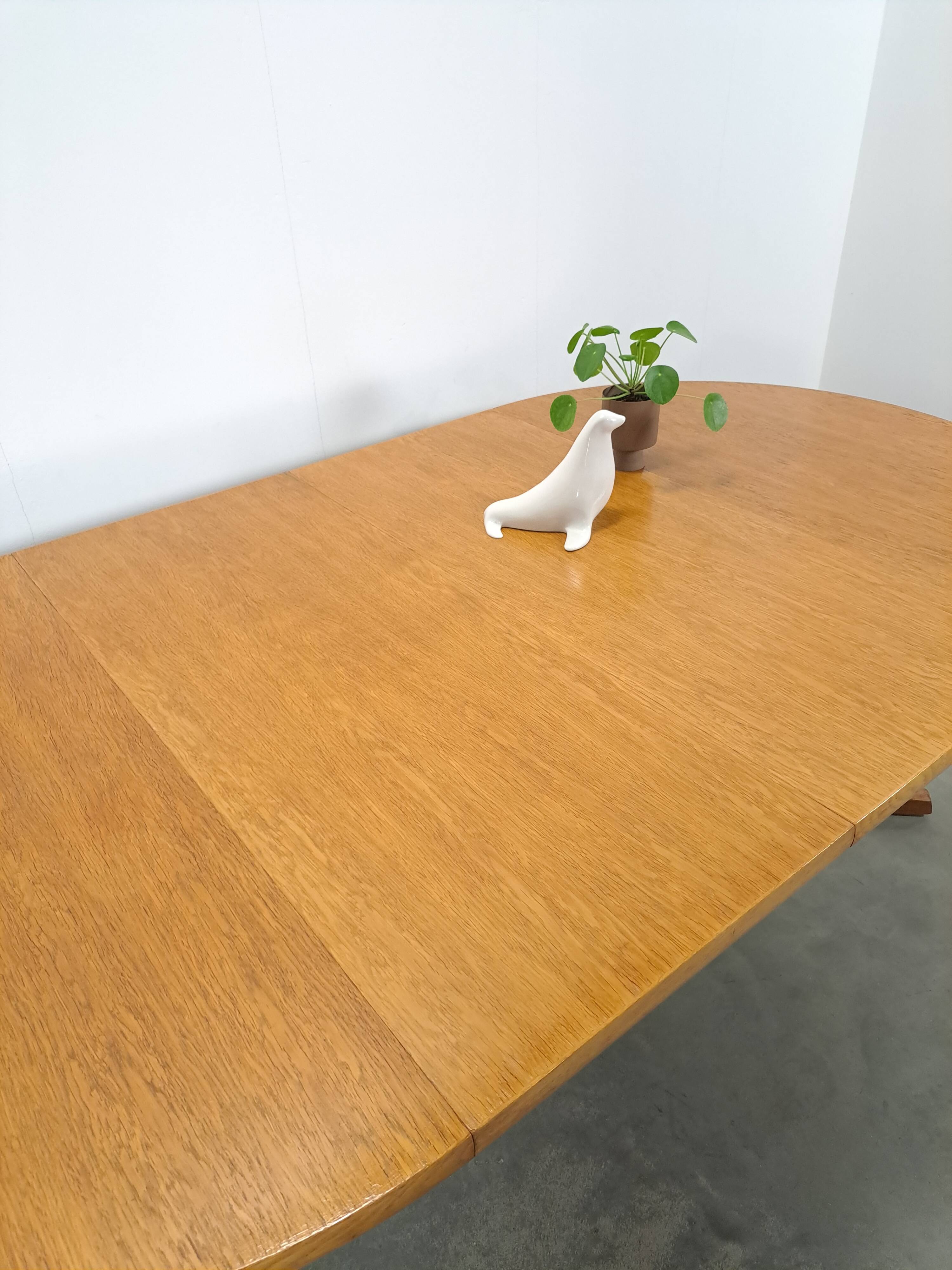 Ronde ovale eiken uitschuifbare eettafel