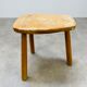 Tabouret tripode brutaliste en bois massif
