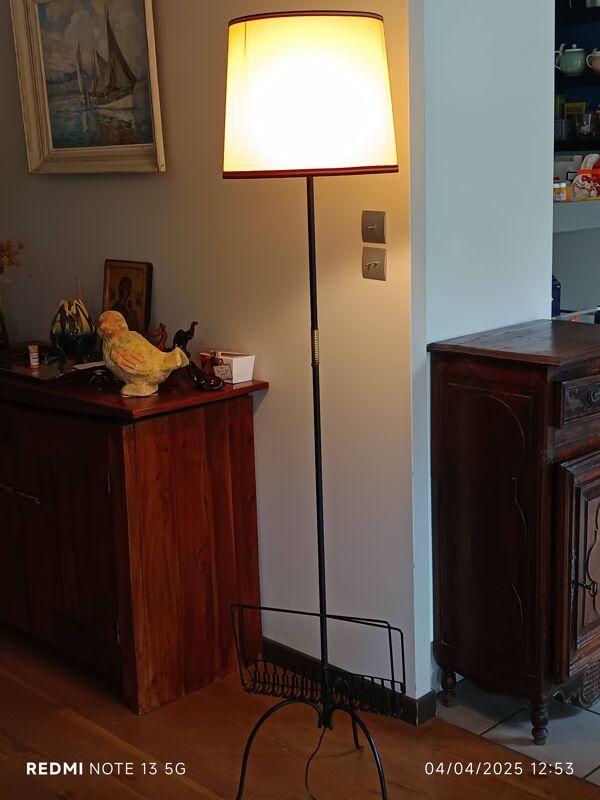 lampadaire en fer forgé vintage avec porte revues 1960