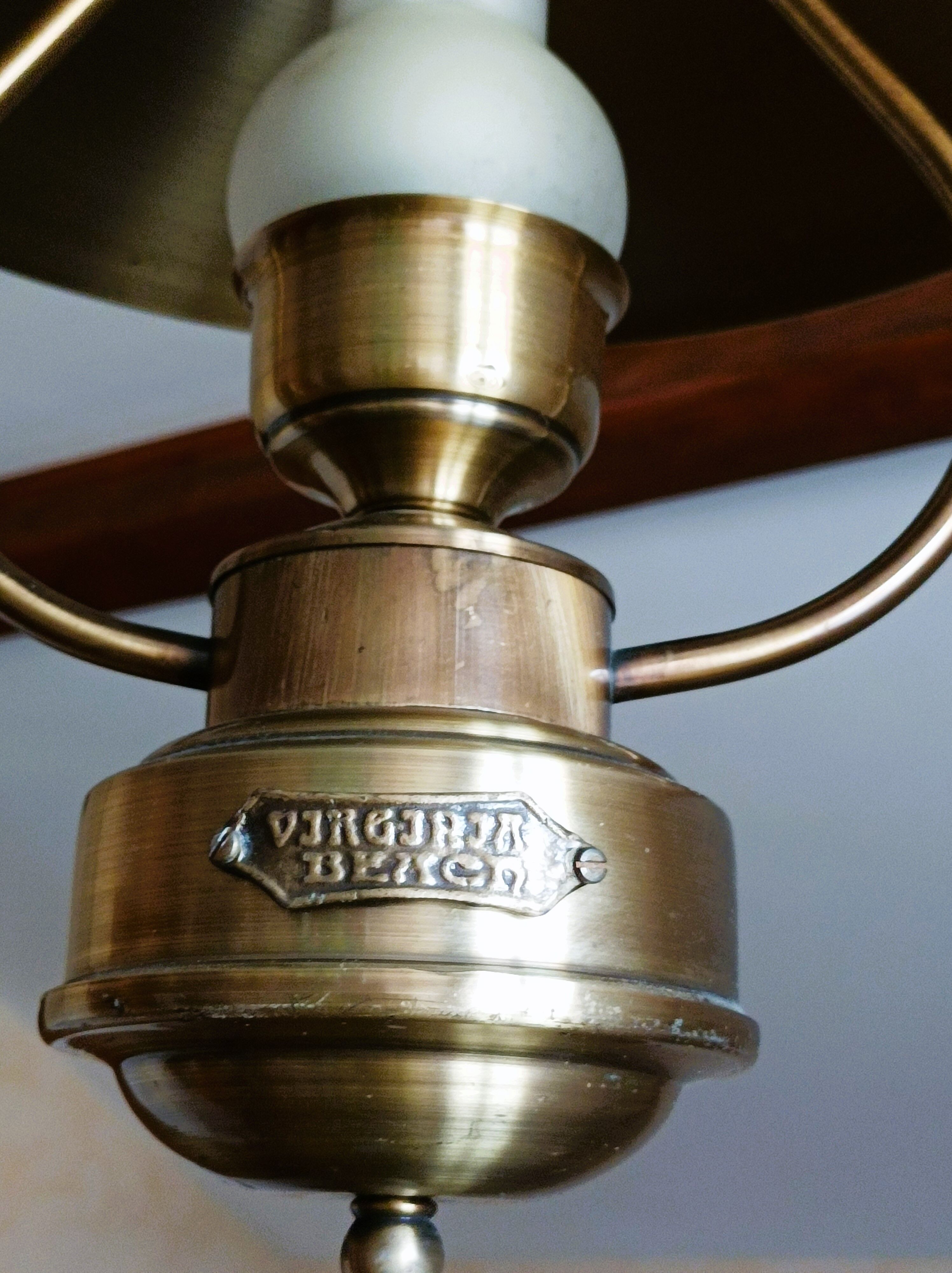 Chain suspension in storm lamp