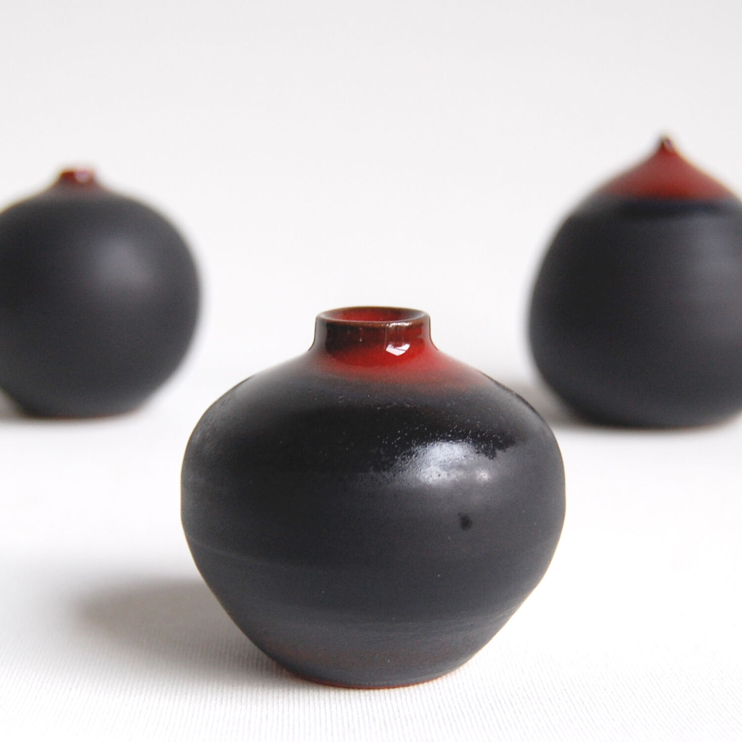 Trio de céramiques noires et rouge par Antonio Lampecco