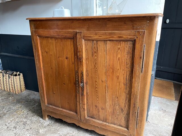 2-door buffet