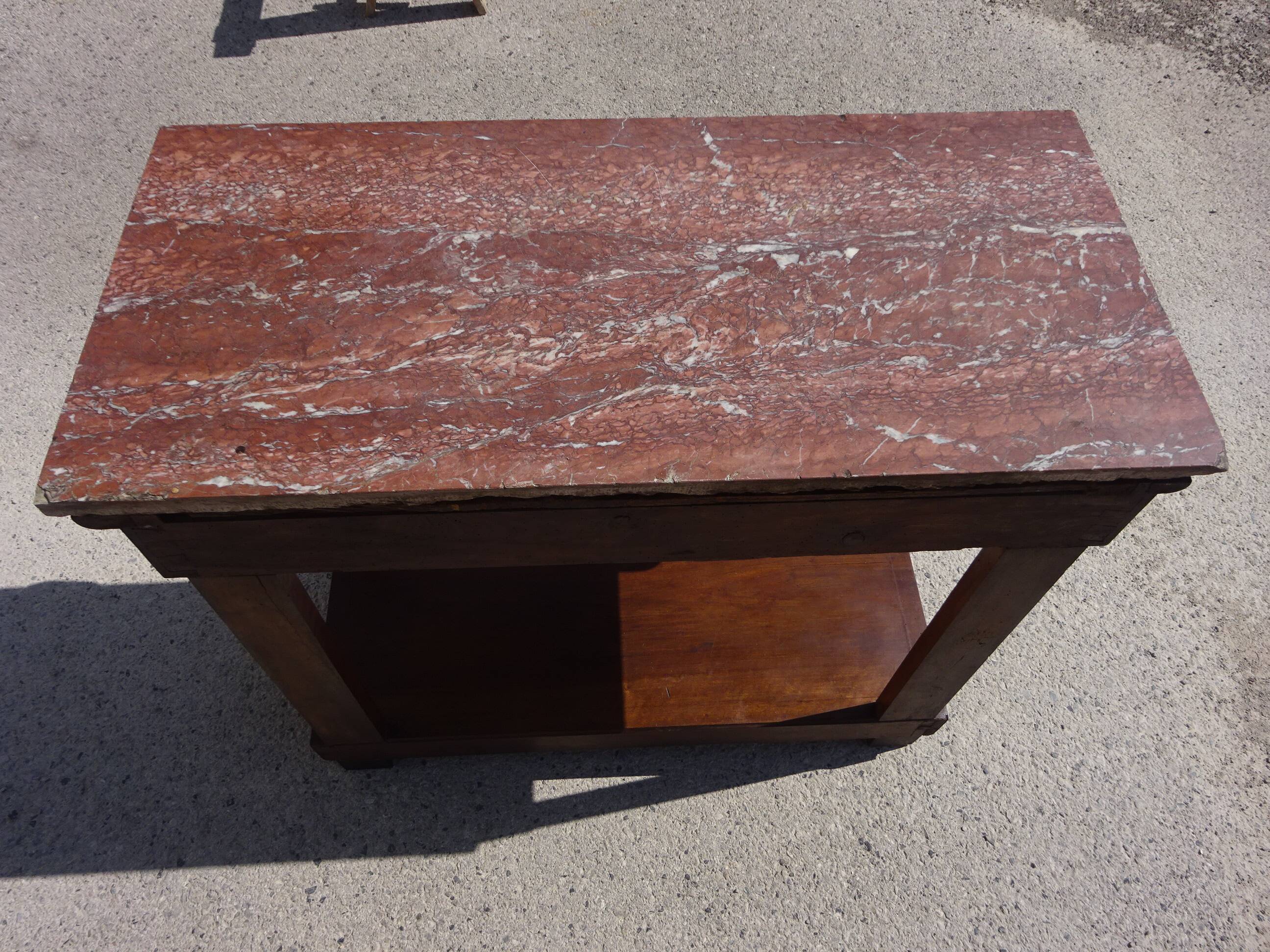 Console époque Restauration, style  Charles X en noyer avec marbre griotte