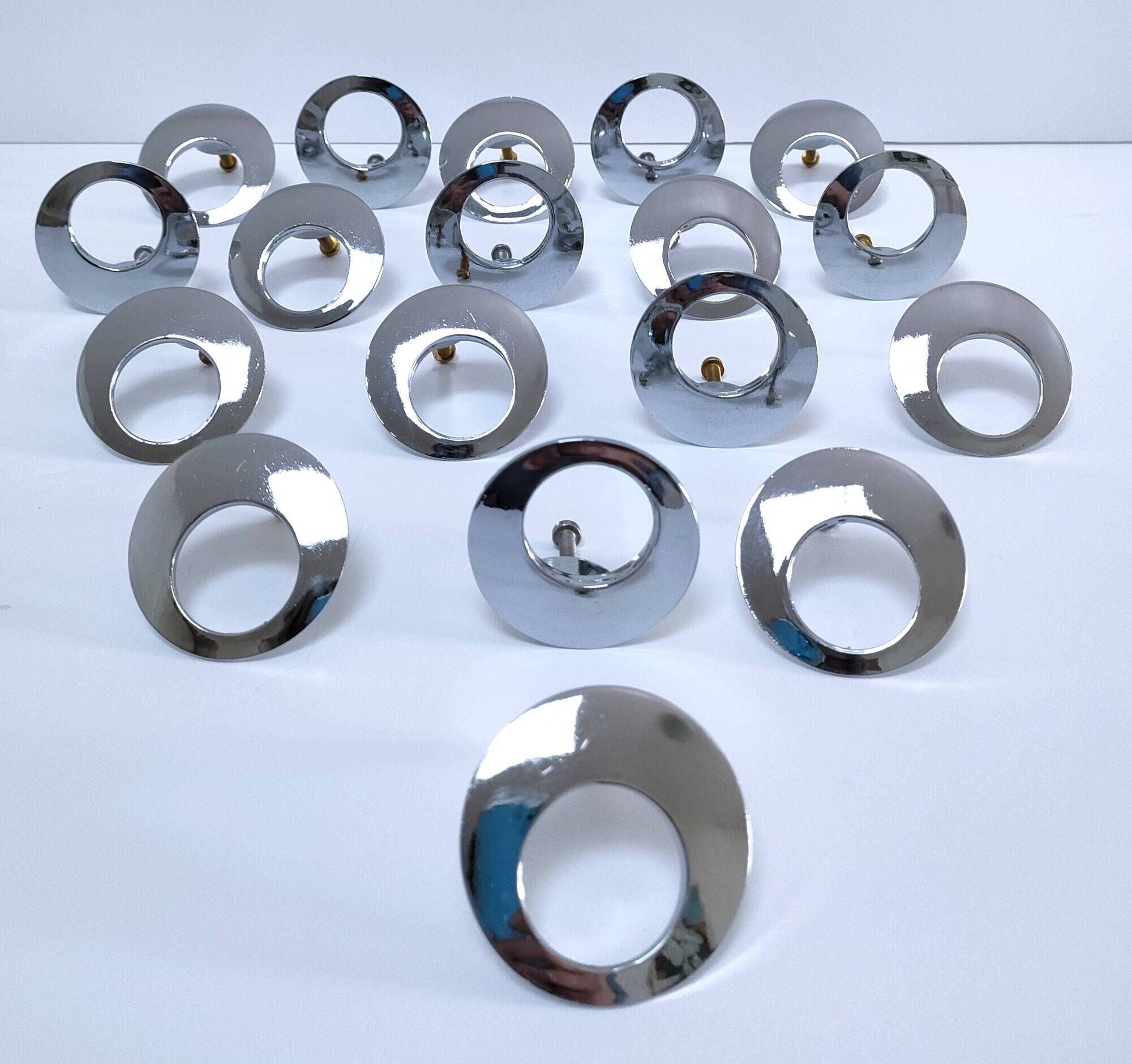 Lot de 18 boutons de meuble métal chromé design années 70
